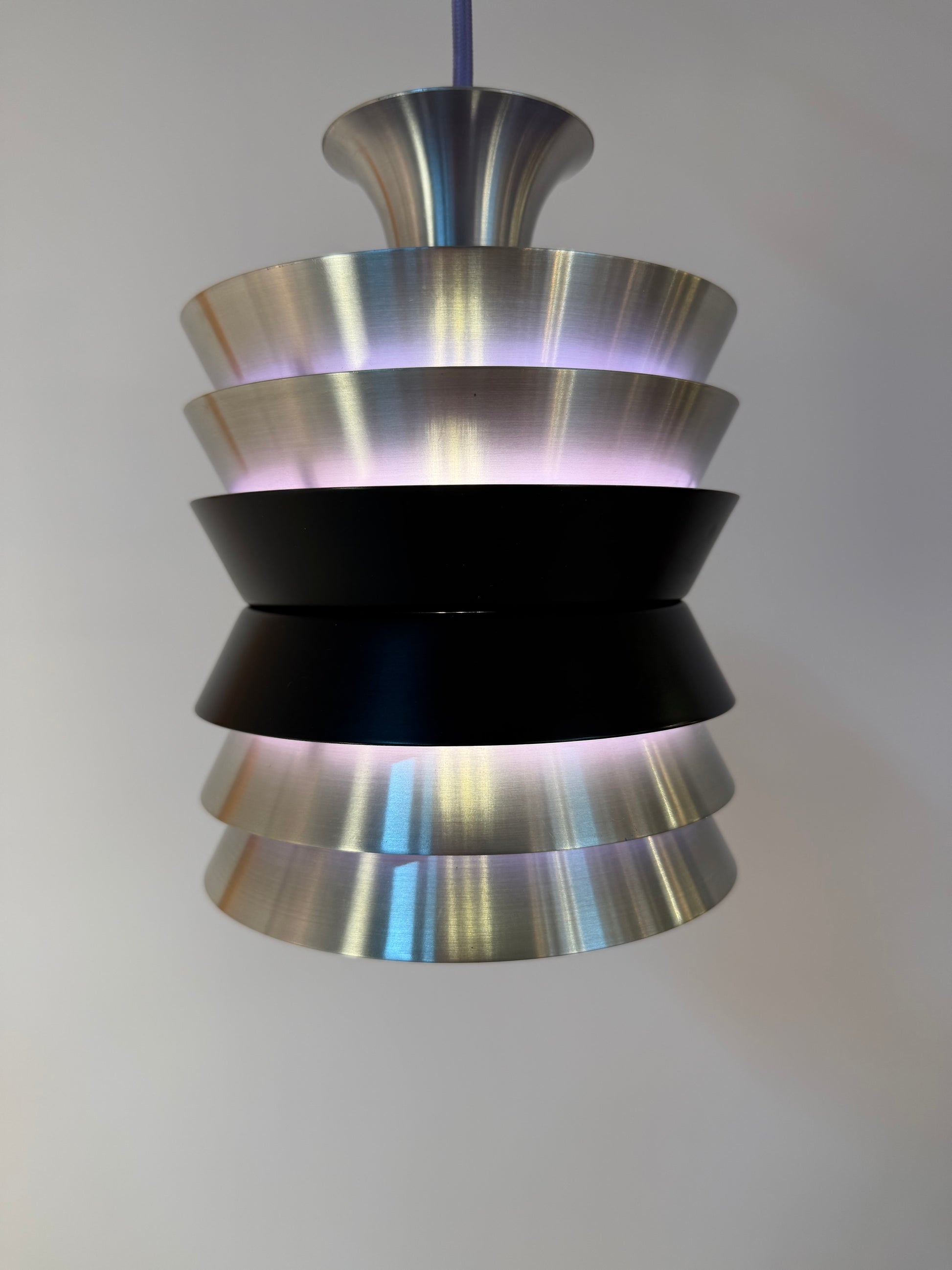 Lamellenlampe Trava silber schwarz lila von Carl Thore für Granhaga