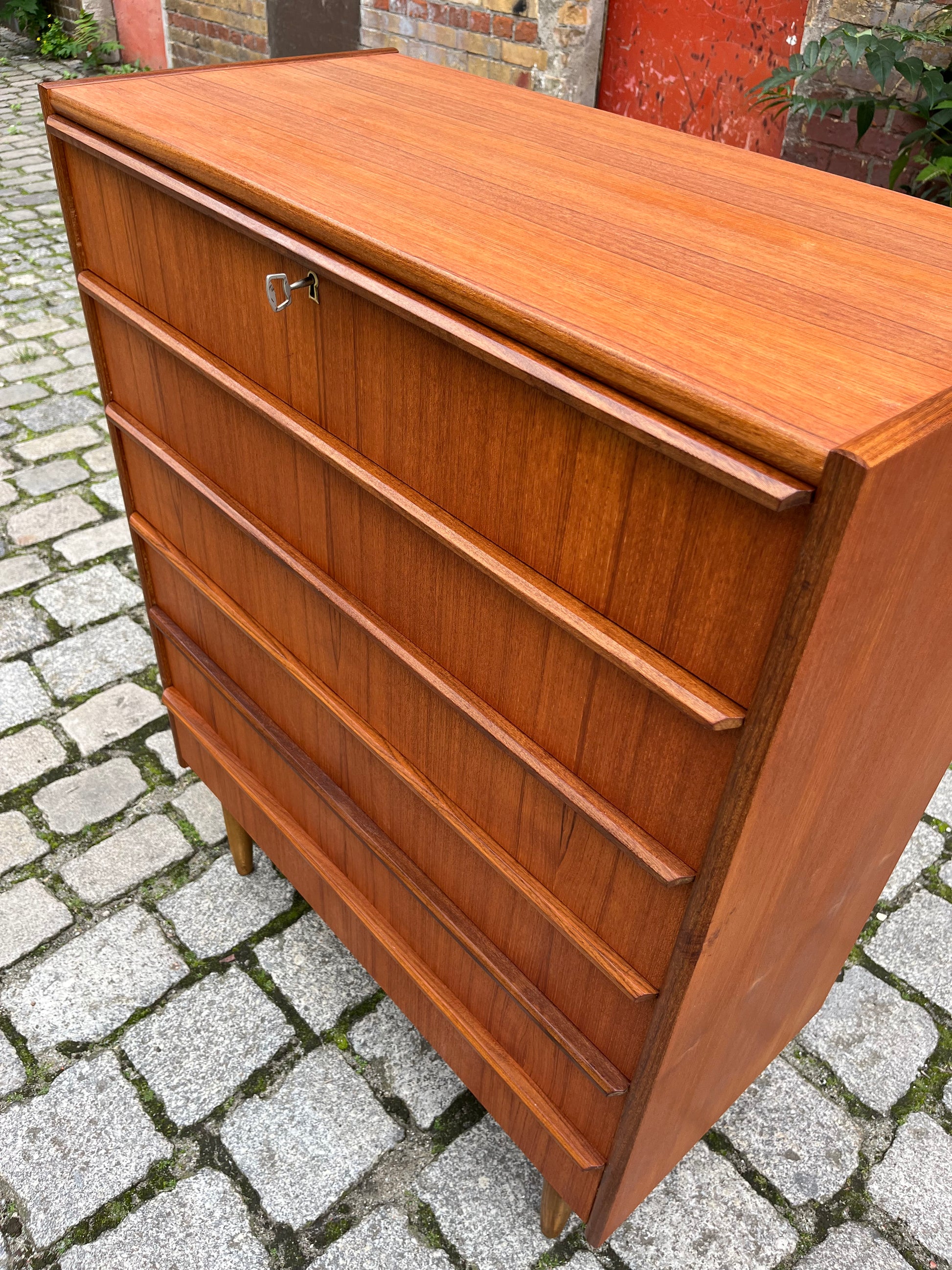 Kommode Teak mit durchgängigen Griffen