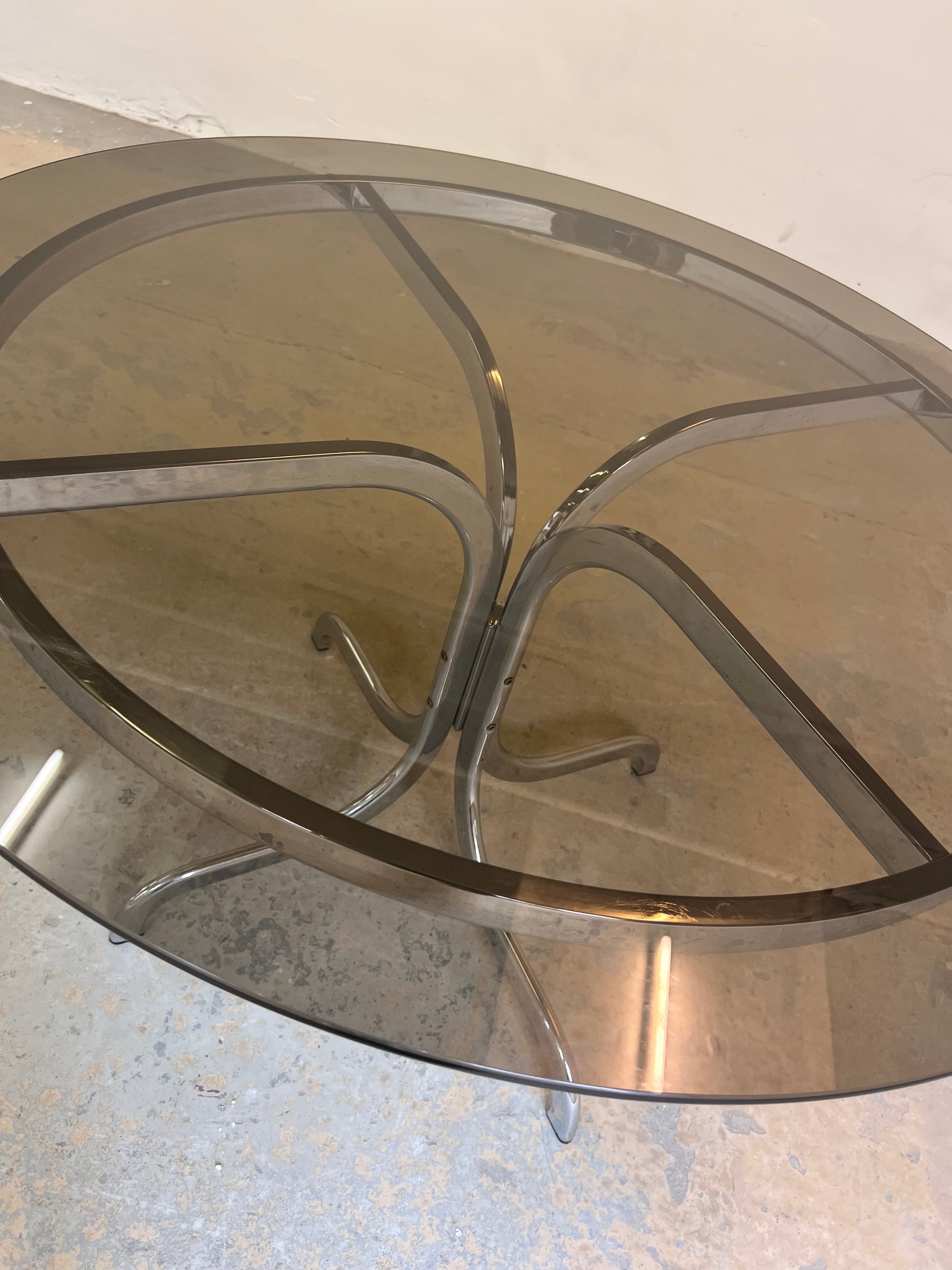 Runder Esstisch getöntes Glas & Chrom mit rundem Tragrahmen
