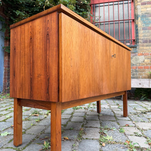 Kleines Sideboard mit Schloss aus Dänemark