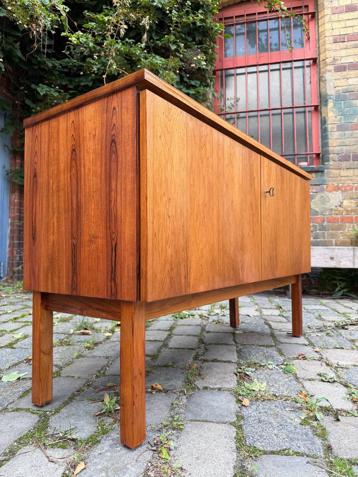 Kleines Sideboard mit Schloss aus Dänemark