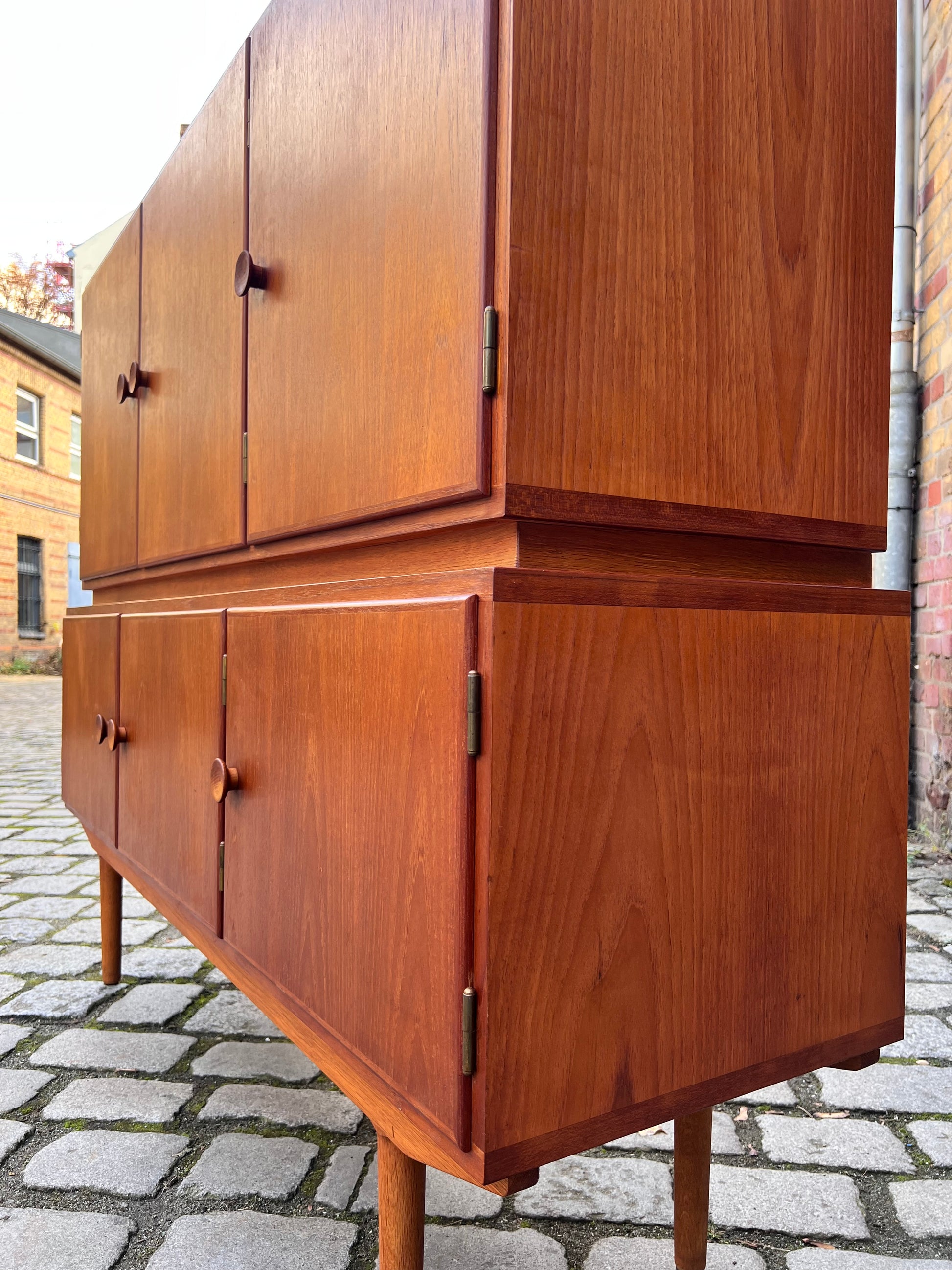 Highboard Teak mit runden Griffen