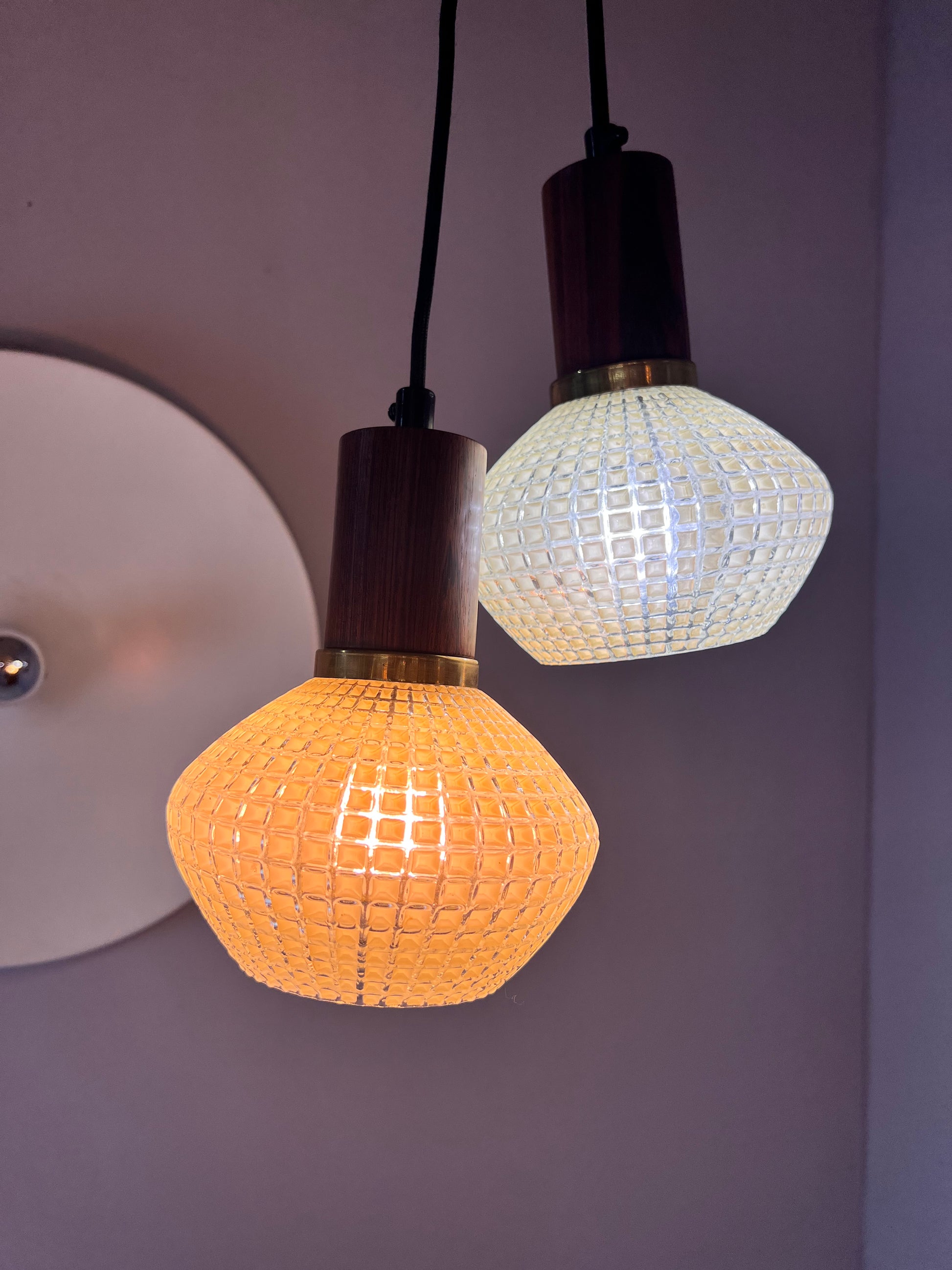 Hängelampe Strukturglas & Teak aus Dänemark