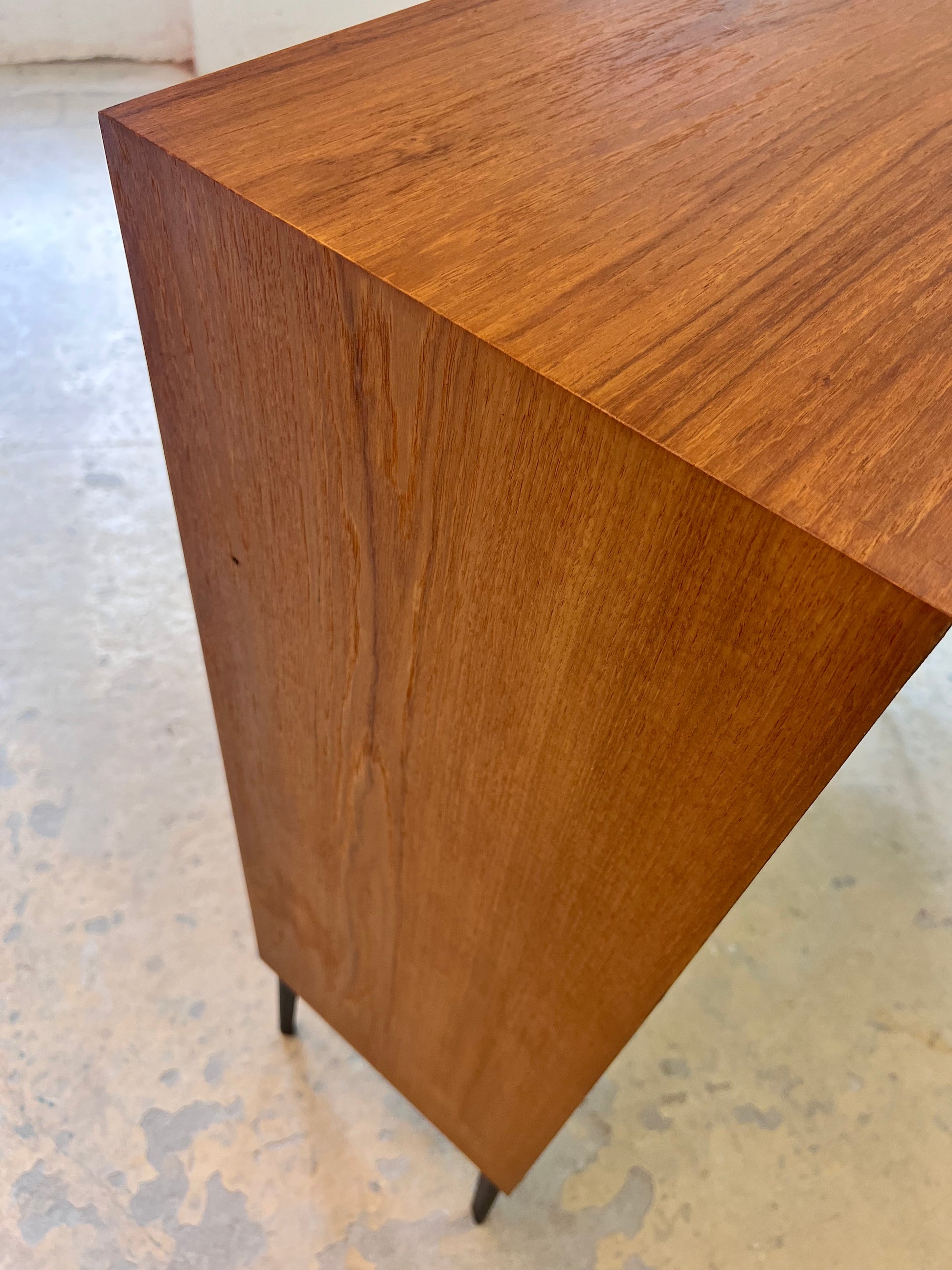 Regal Teak mit neuen Metallfüßen von IDEE Möbel