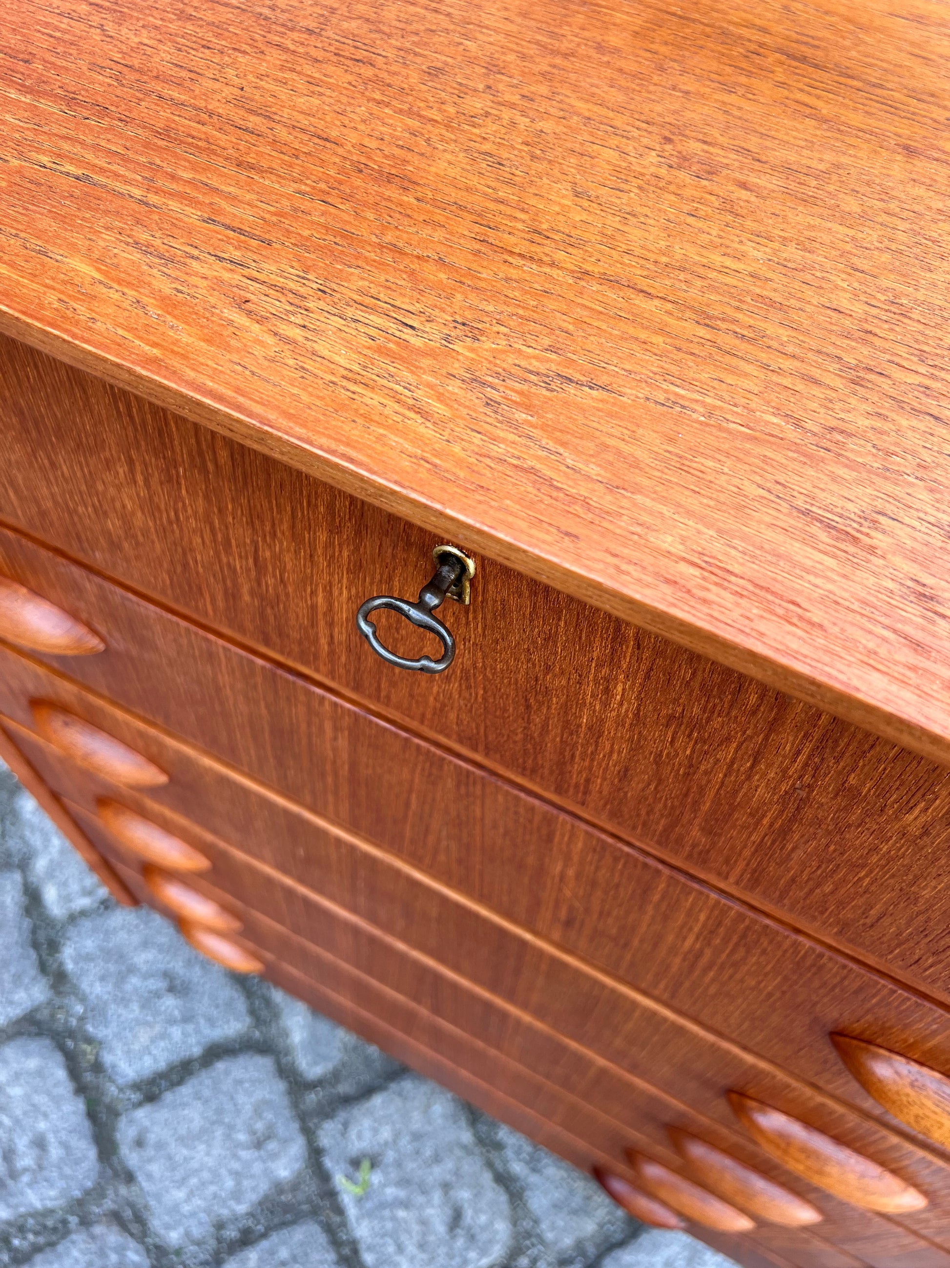 Kommode Teak mit Muschelgriffen aus Dänemark