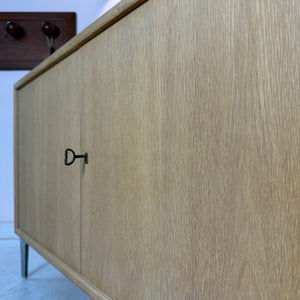 Schrank Eiche mit neuen Chromfüßen von WK Möbel