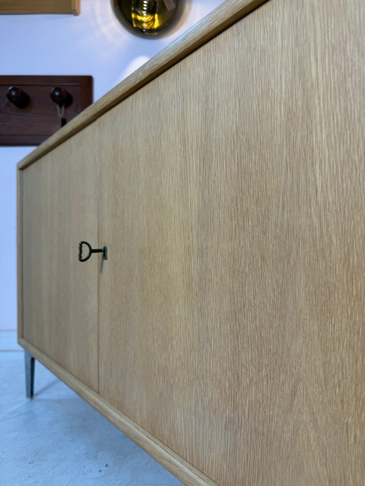 Schrank Eiche mit neuen Chromfüßen von WK Möbel