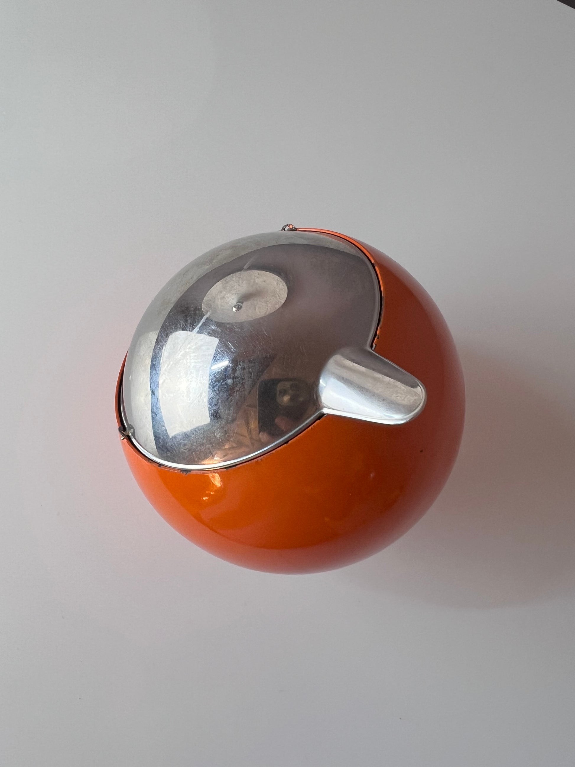 Kugelaschenbecher orange Chrom von Quist