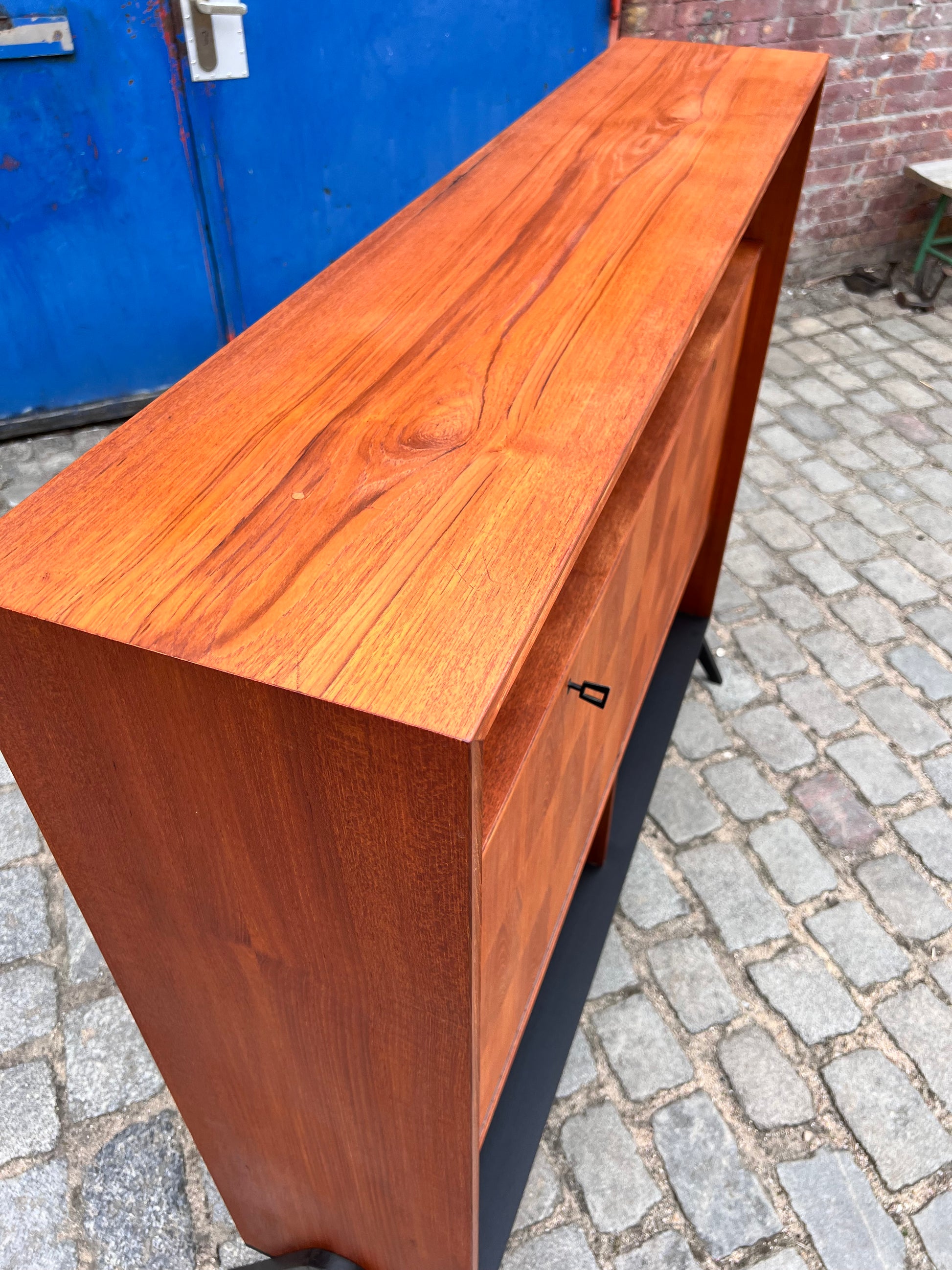 Regal Teak mit Minibar auf neuen Holzfüßen aus Dänemark