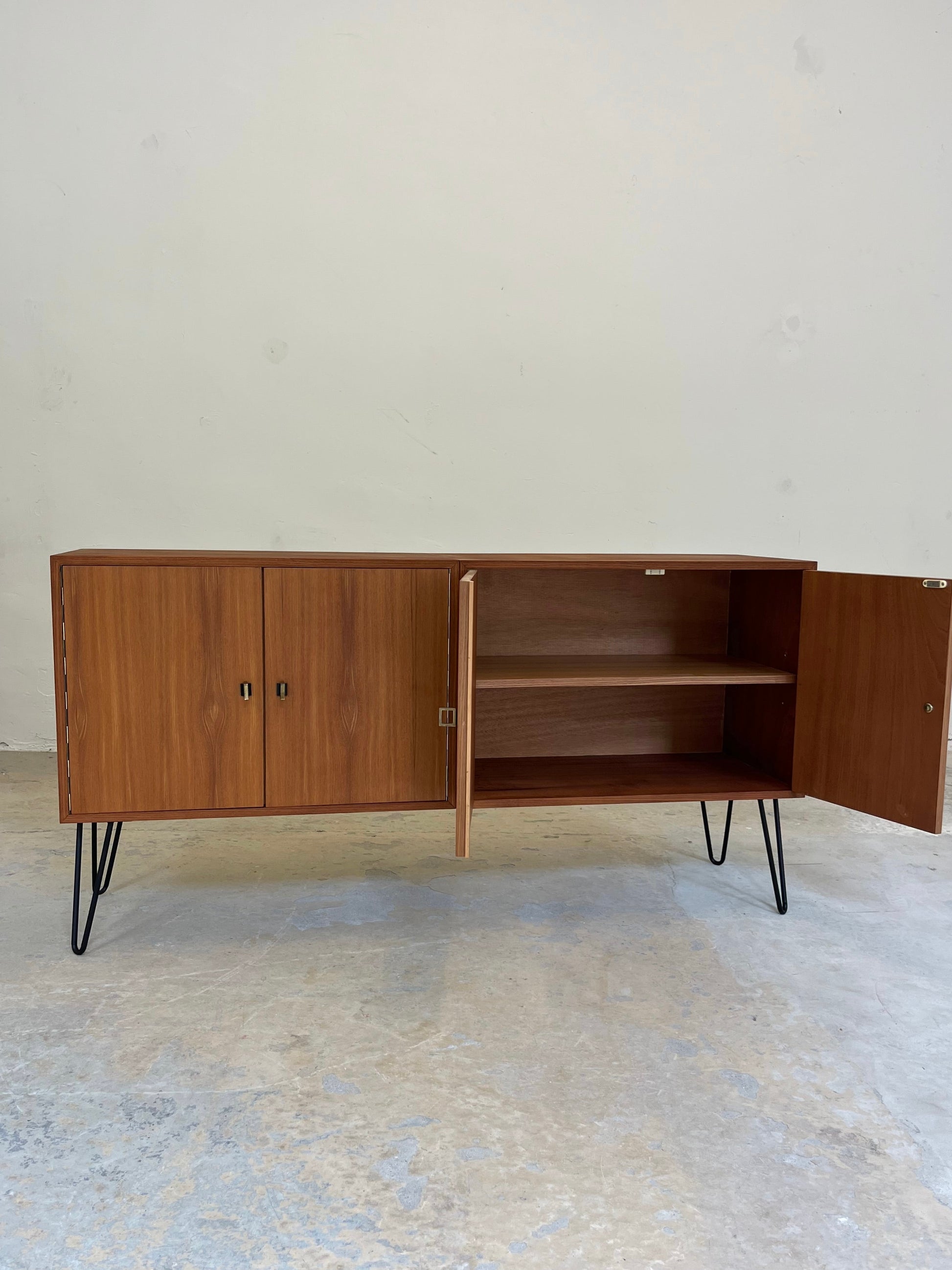 Sideboard Teak mit Flügeltüren & Messinggriffen