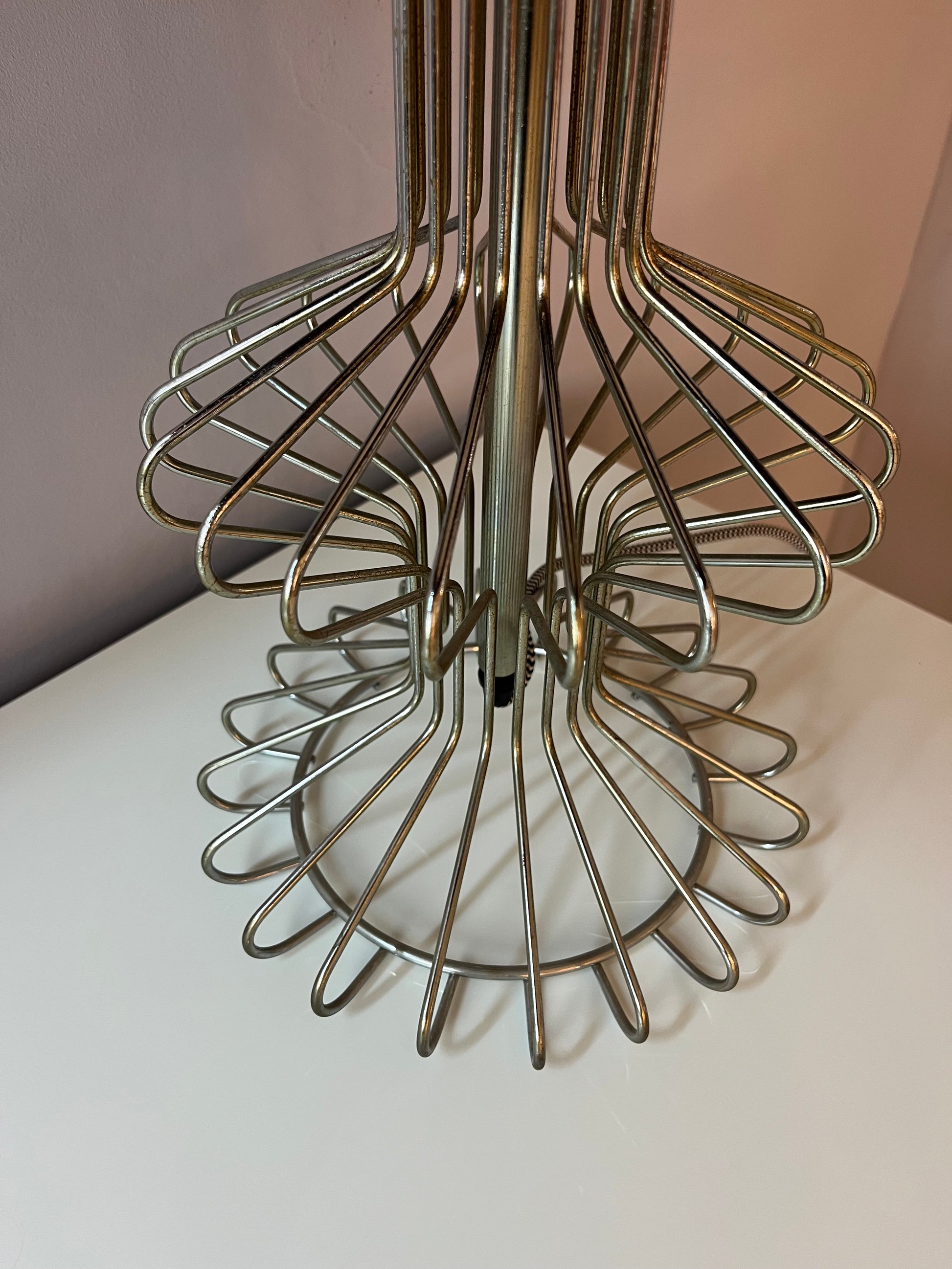 Tischlampe mit orangem Samtschirm