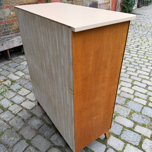 Kleiderschrank Ahorn mit cremefarbener Deckplatte