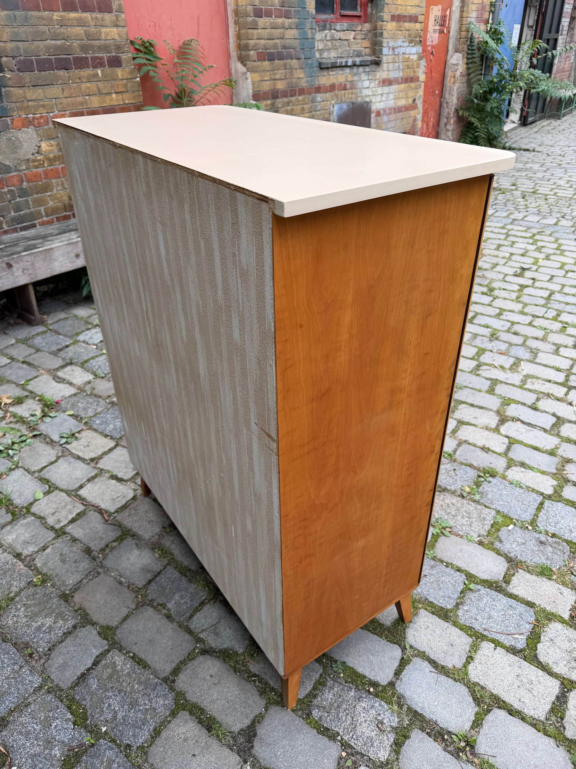 Kleiderschrank Ahorn mit cremefarbener Deckplatte