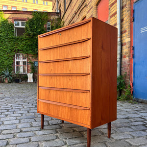 Kommode Teak mit durchgängigen Griffen & Schloss aus Dänemark
