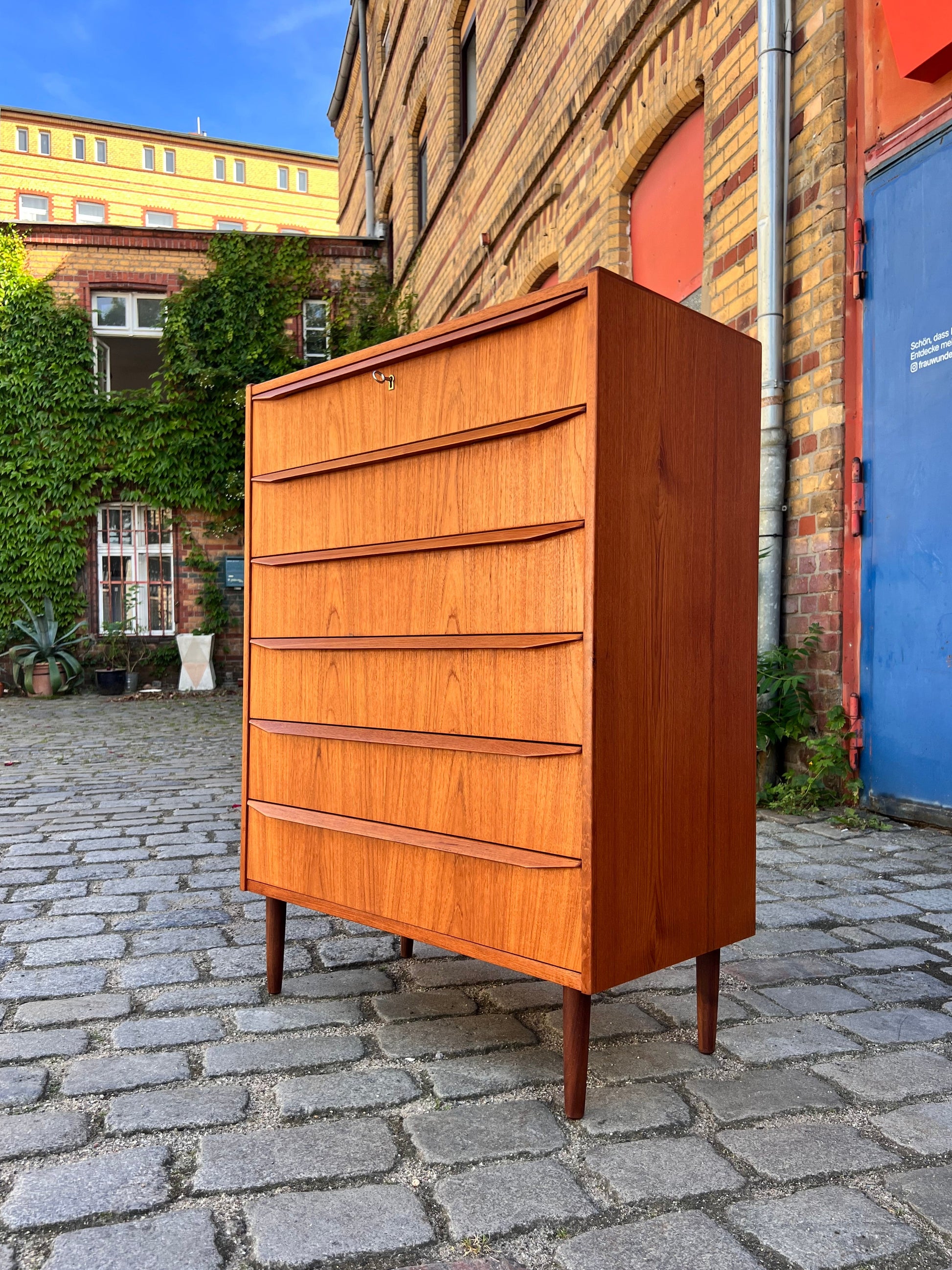 Kommode Teak mit durchgängigen Griffen & Schloss aus Dänemark