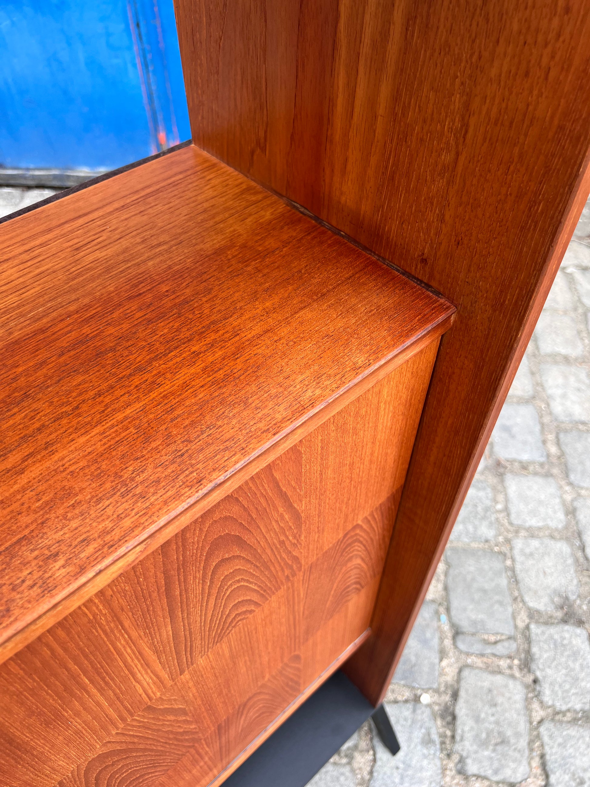Regal Teak mit Minibar auf neuen Holzfüßen aus Dänemark