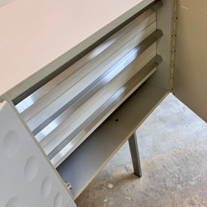 Sideboard weiß mit kreisförmigem Reliefmuster aus Belgien