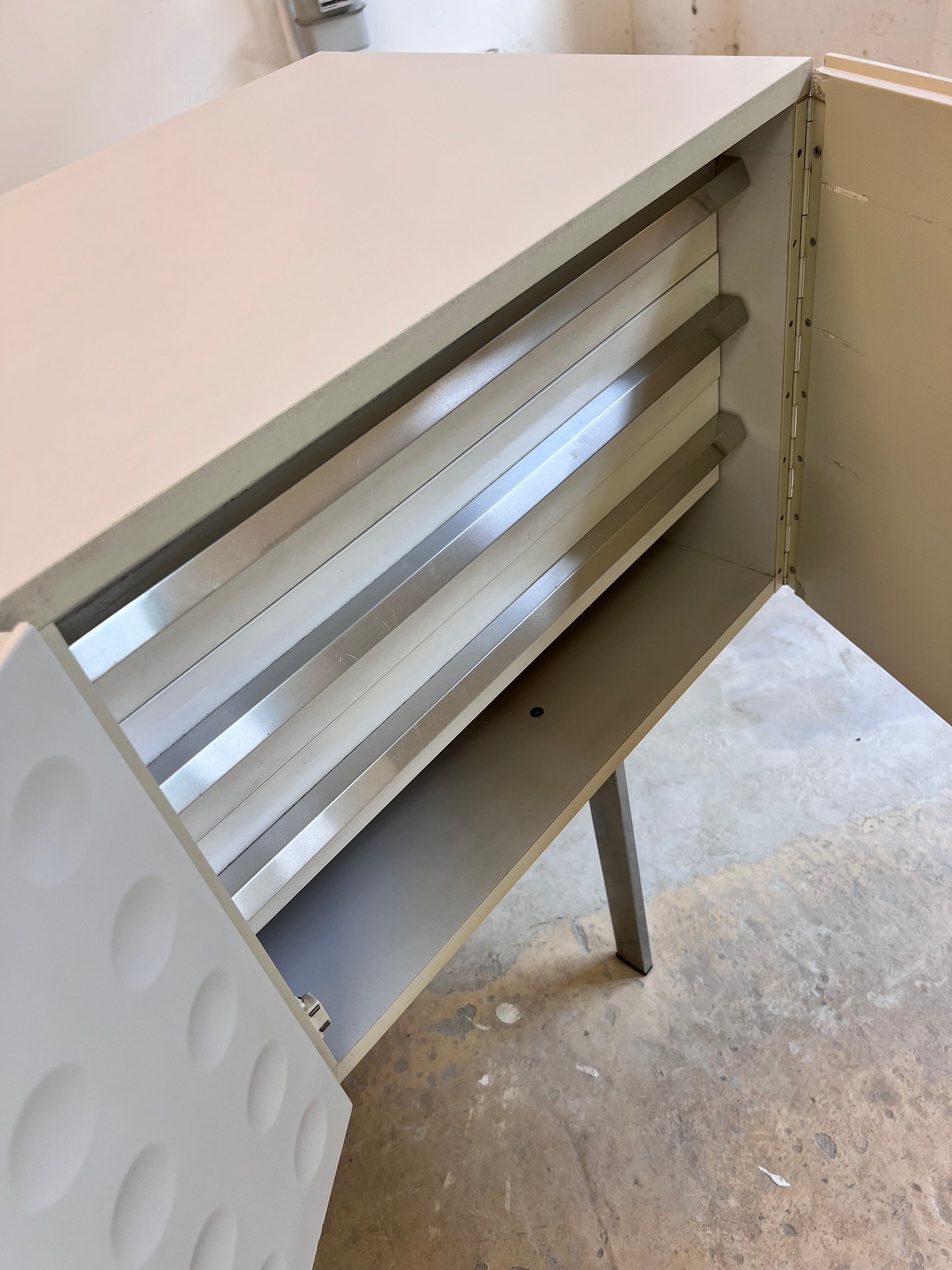 Sideboard weiß mit kreisförmigem Reliefmuster aus Belgien
