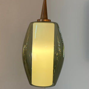 Hängelampe mit Rauchglas-Überschirm und Opalglaseinsatz und Teak Applikationen