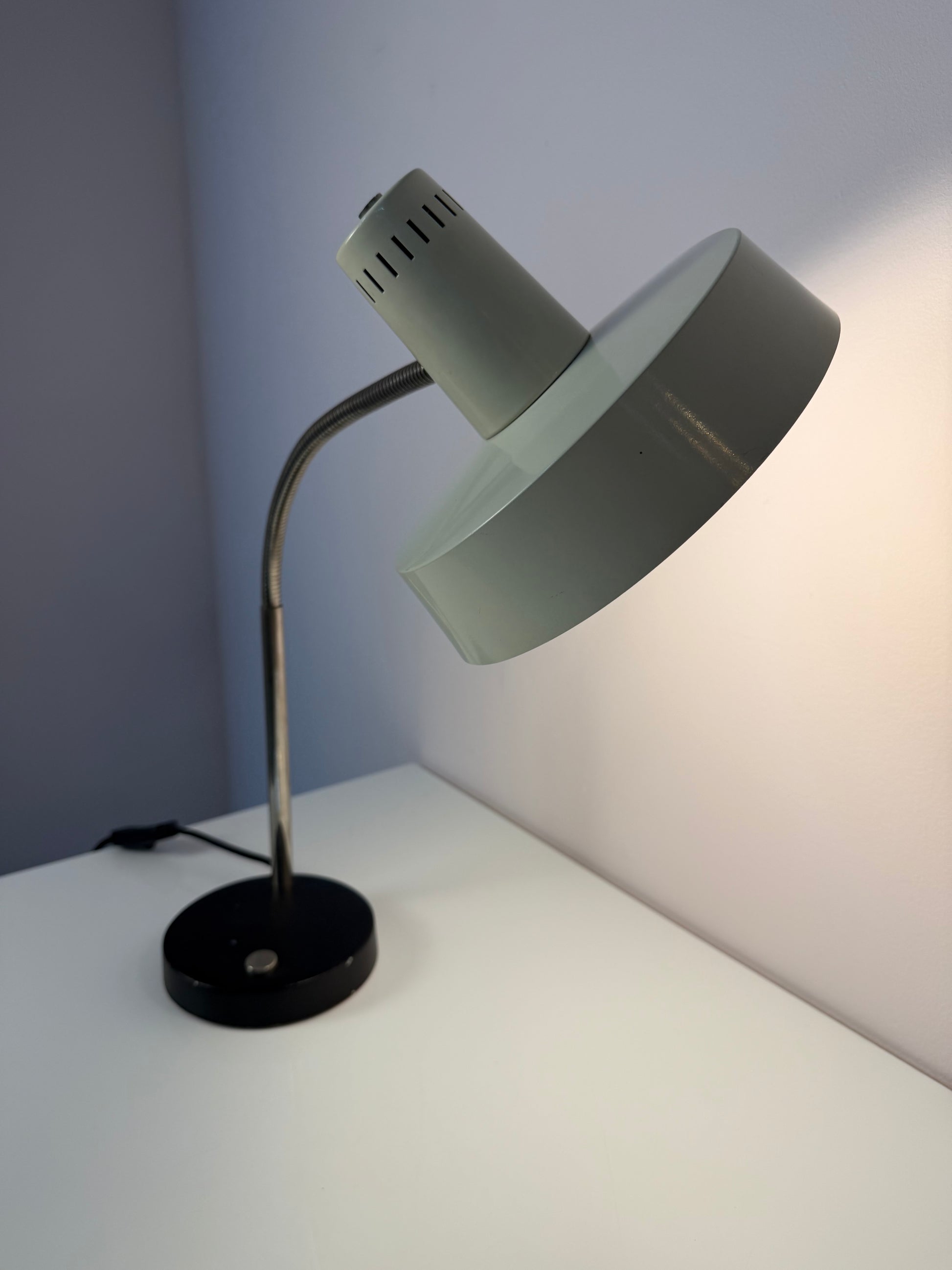 Schreibtischlampe altweiß mit beweglichem Arm