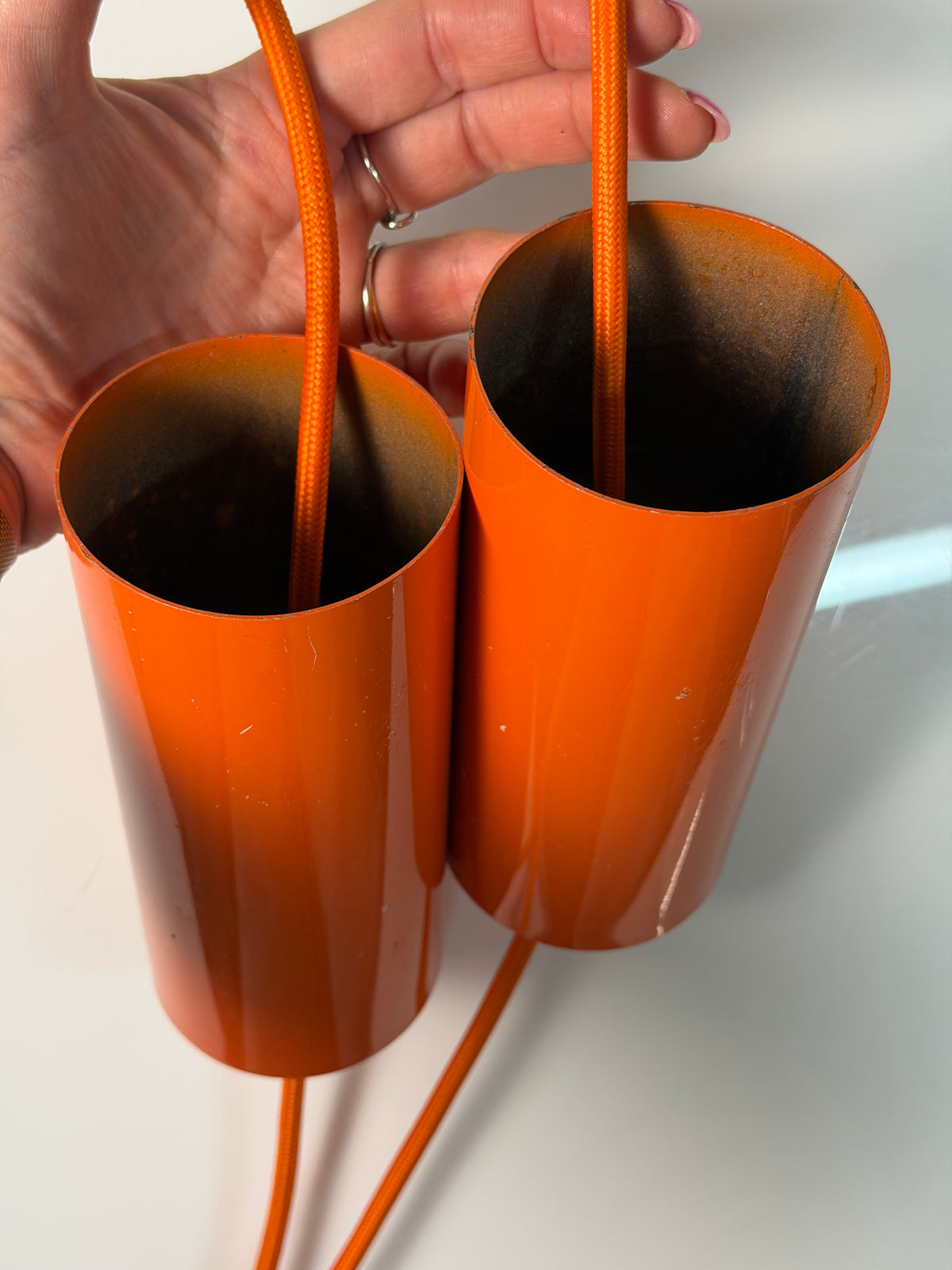 Set: 2x Hängelampe orange mit Opalglas Globus