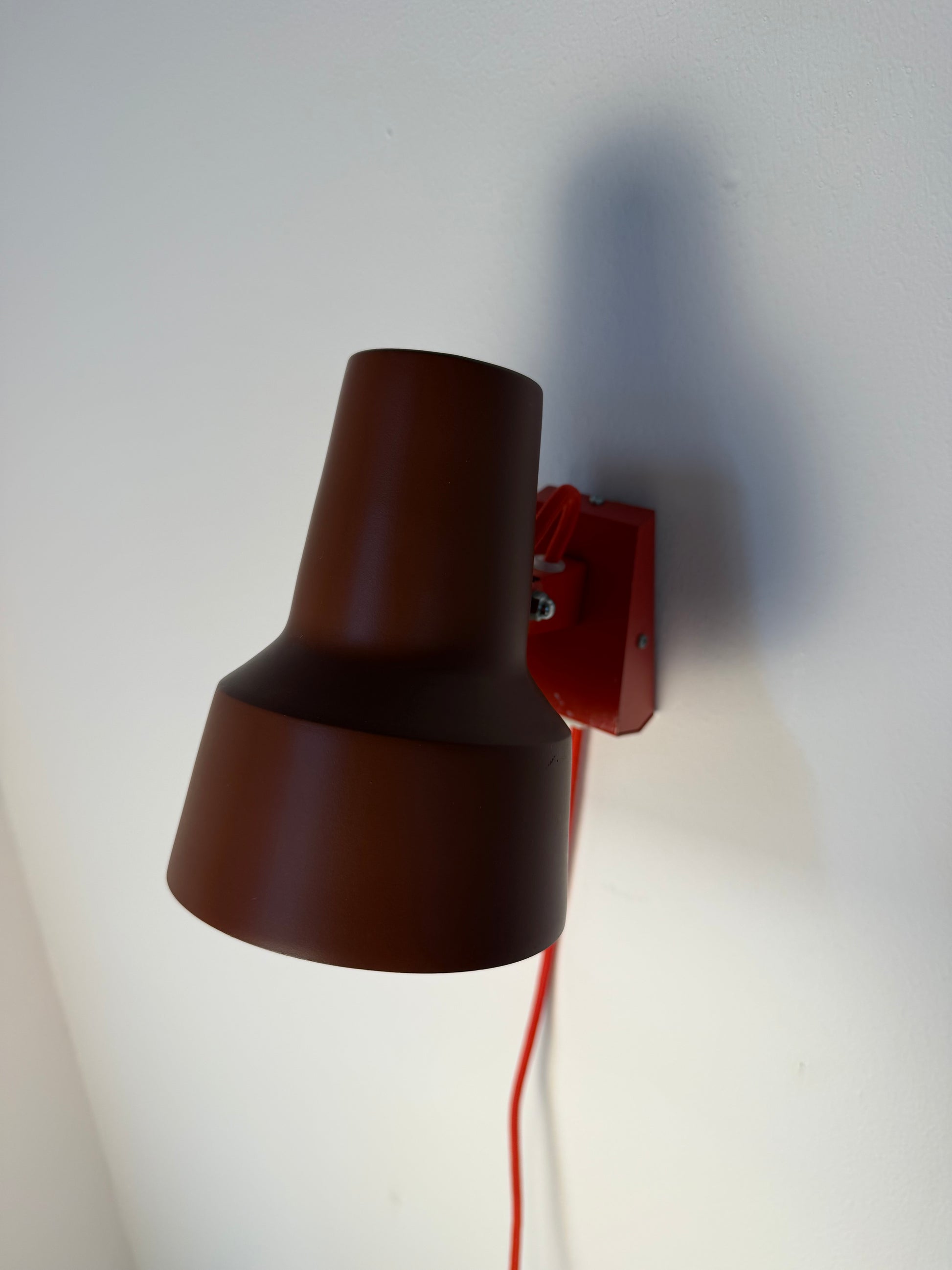 Wandlampe rot neu lackiert von Luxo