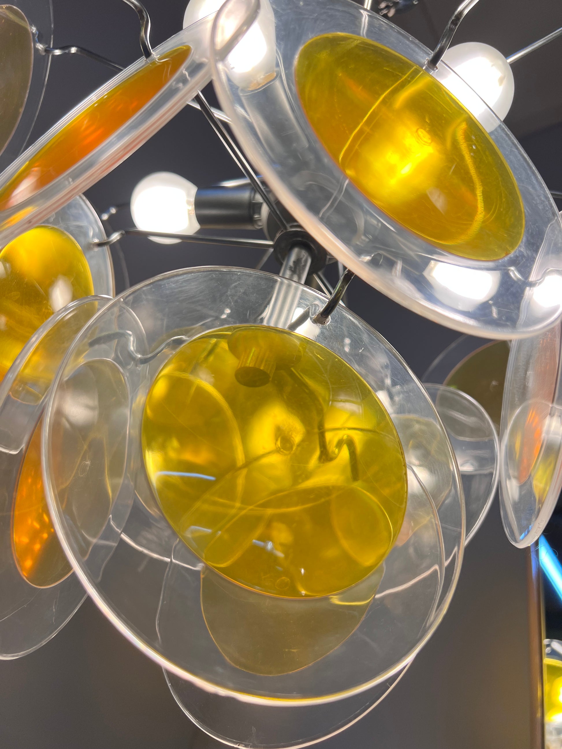 Kronleuchter gelb silber mit Plexiglas-Scheiben