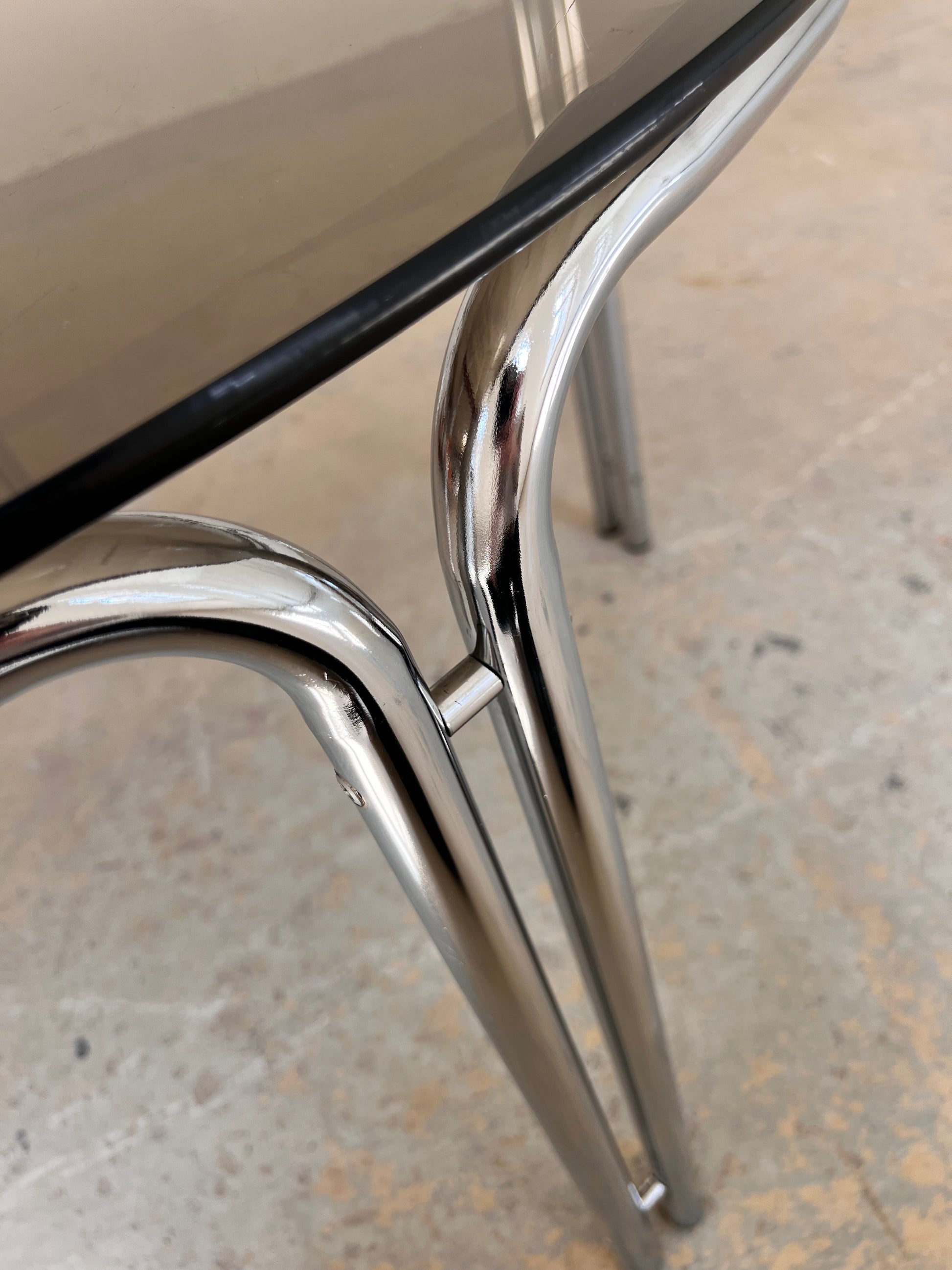 Runder Esstisch Chrom & getöntes Glas