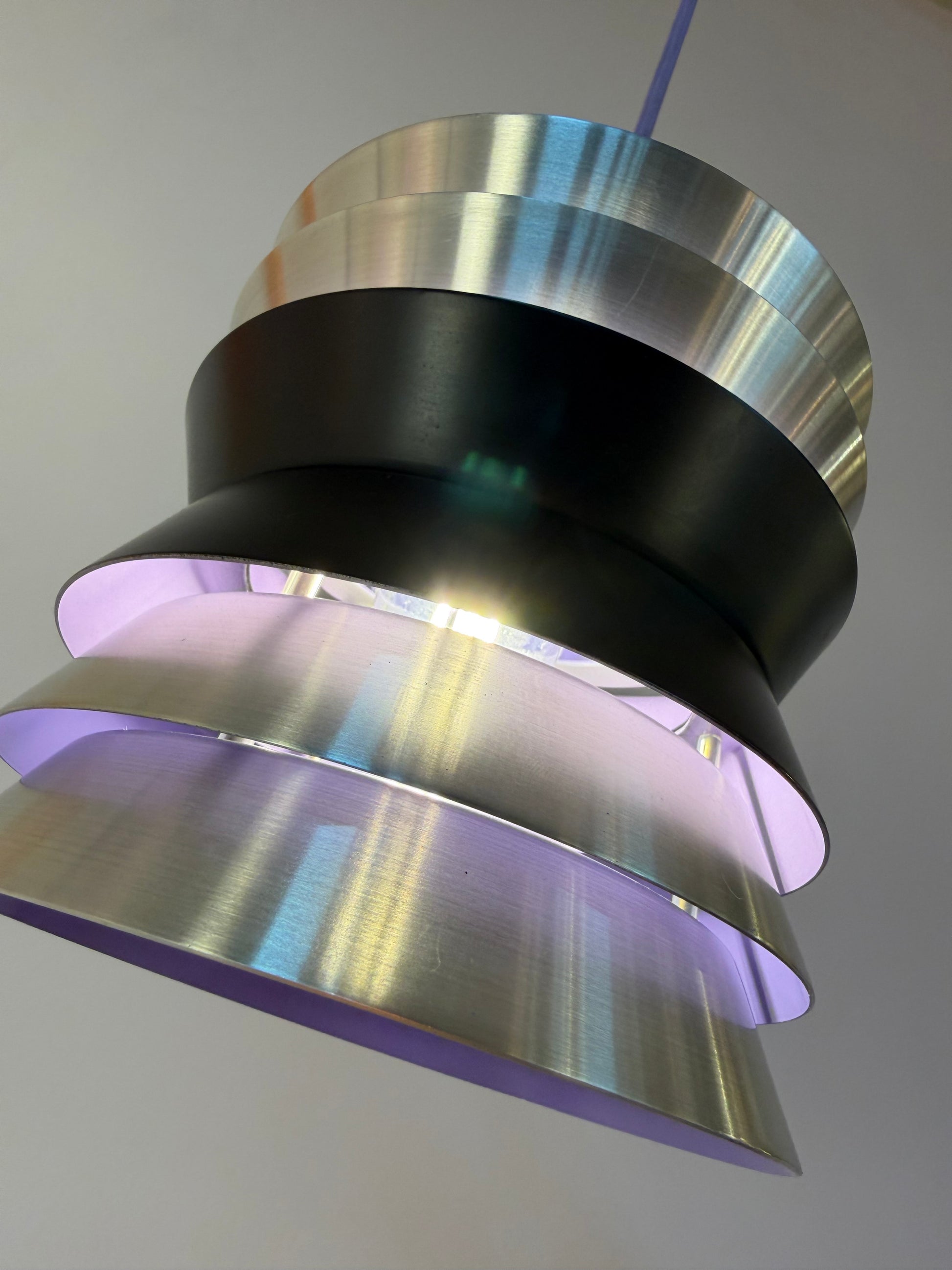 Lamellenlampe Trava silber schwarz lila von Carl Thore für Granhaga