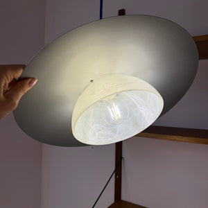 Lamellenlampe silbergrau mit marmoriertem Glasschirm aus Dänemark