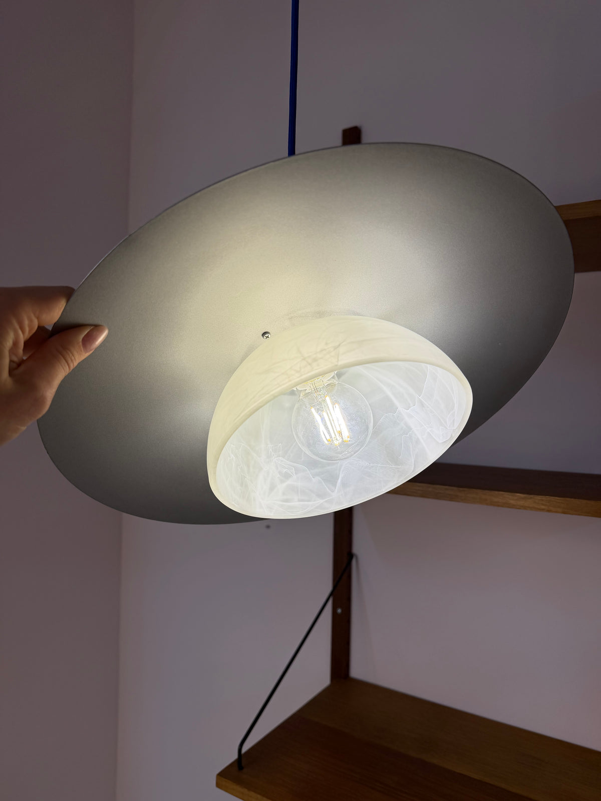 Lamellenlampe silbergrau mit marmoriertem Glasschirm aus Dänemark