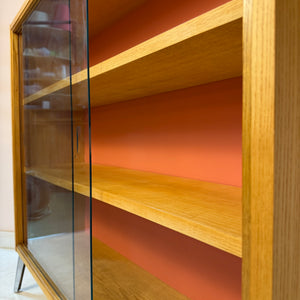 Vitrine Esche mit roter Rückwand & neuen Chromfüßen von Hellerau