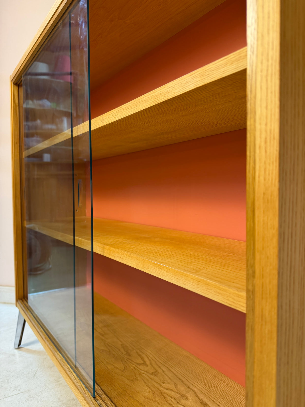 Vitrine Esche mit roter Rückwand & neuen Chromfüßen von Hellerau