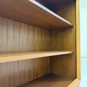 Bücherregal Nussbaum mit neuen Chromfüßen von WK Möbel