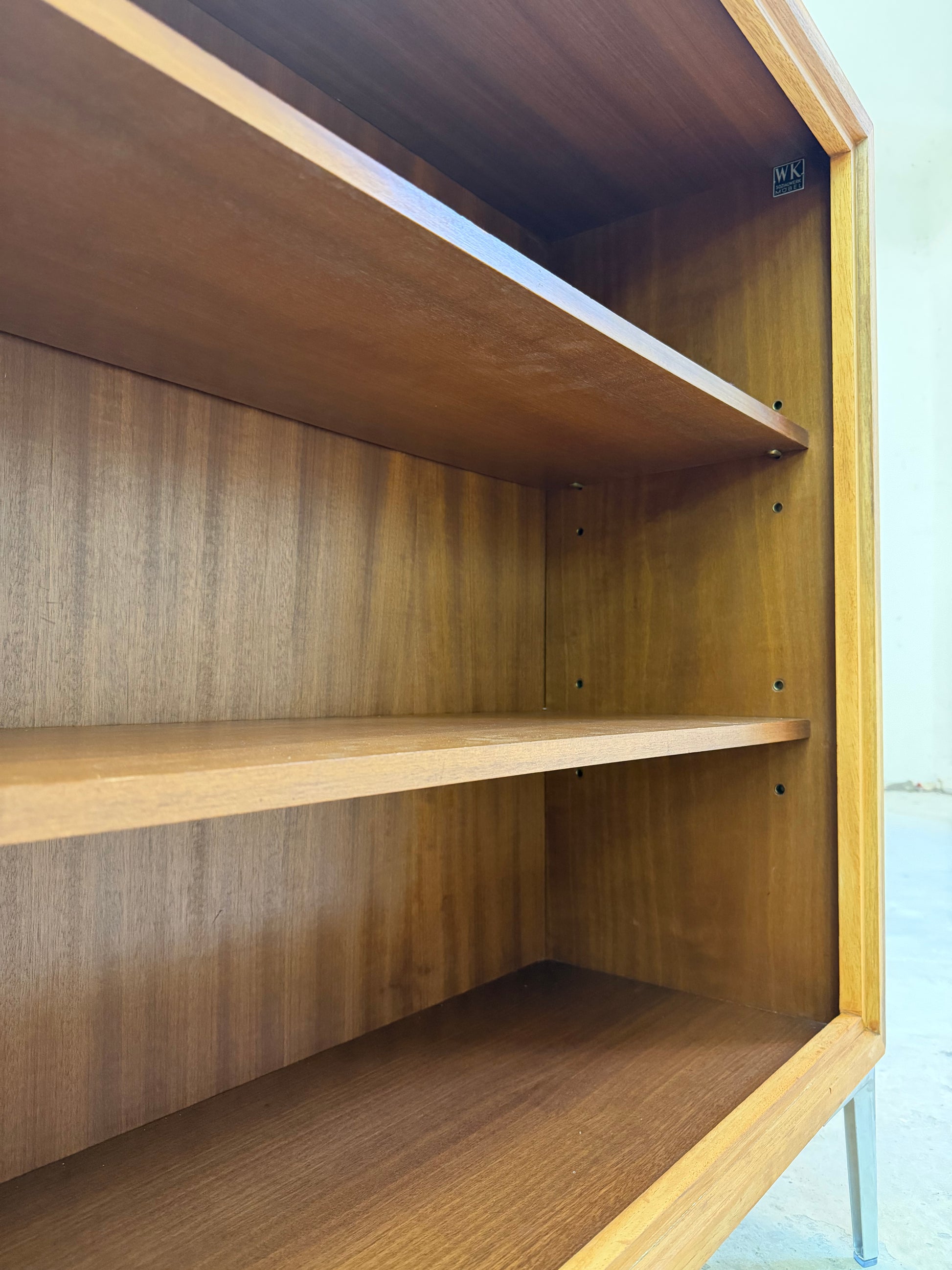 Bücherregal Nussbaum mit neuen Chromfüßen von WK Möbel