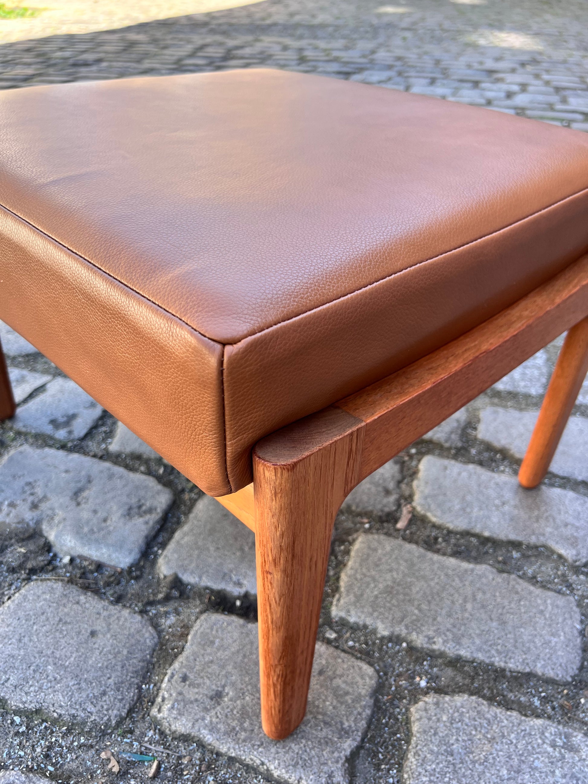 Hocker mit Lederkissen von Hans J. Wegner