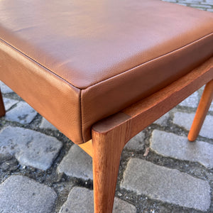 Hocker mit Lederkissen von Hans J. Wegner
