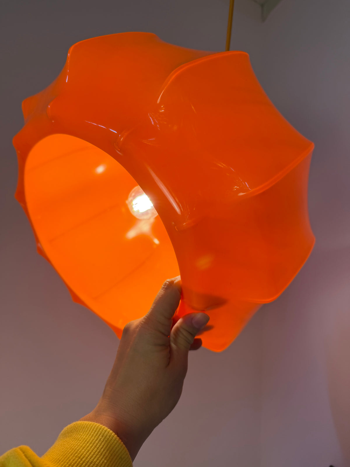 Hängelampe orange mit gelbem Kabel von Ilka Plast