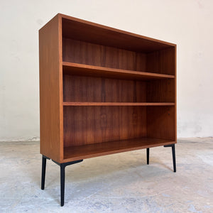 Regal Teak mit neuen Metallfüßen von IDEE Möbel