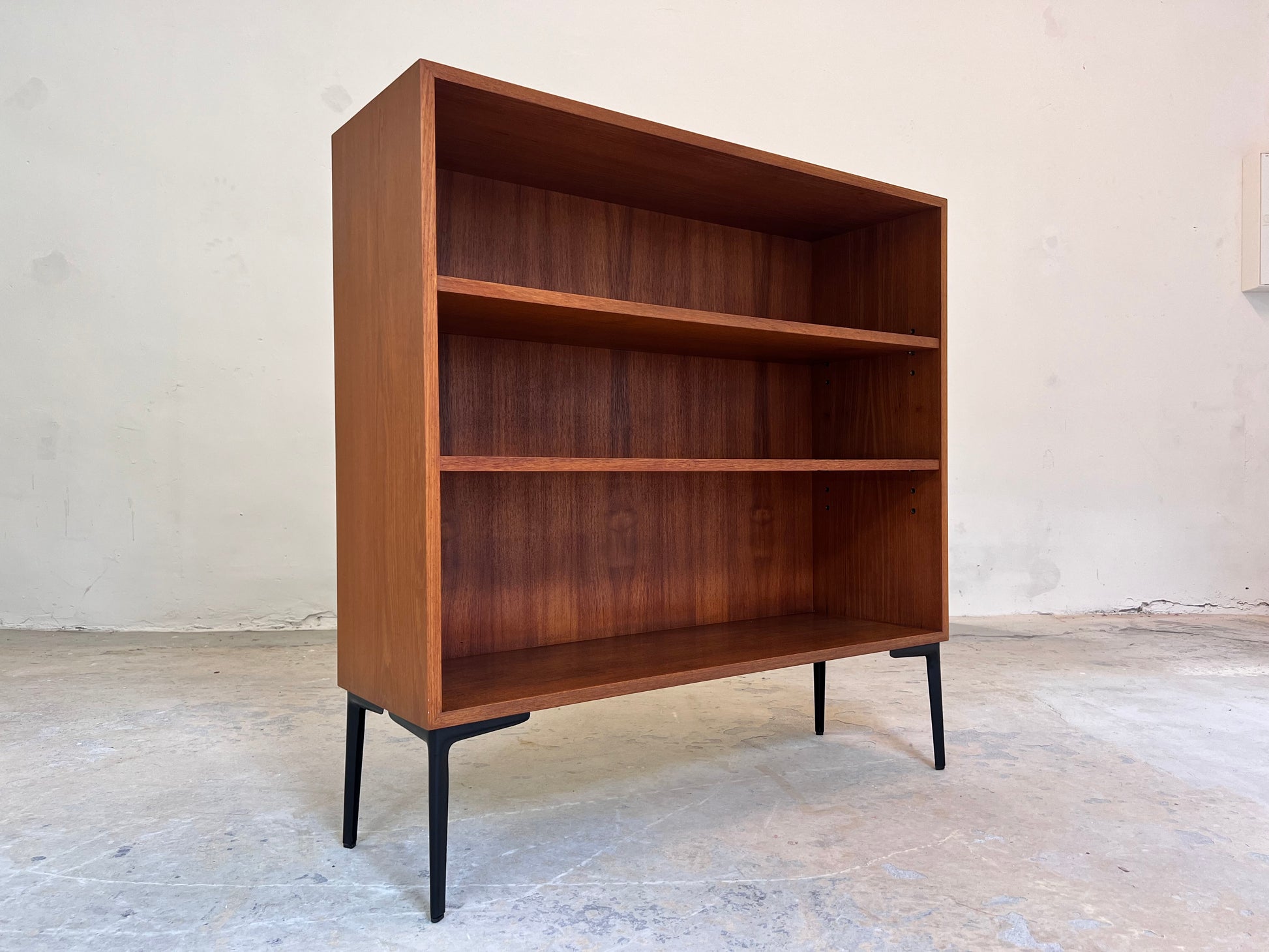 Regal Teak mit neuen Metallfüßen von IDEE Möbel