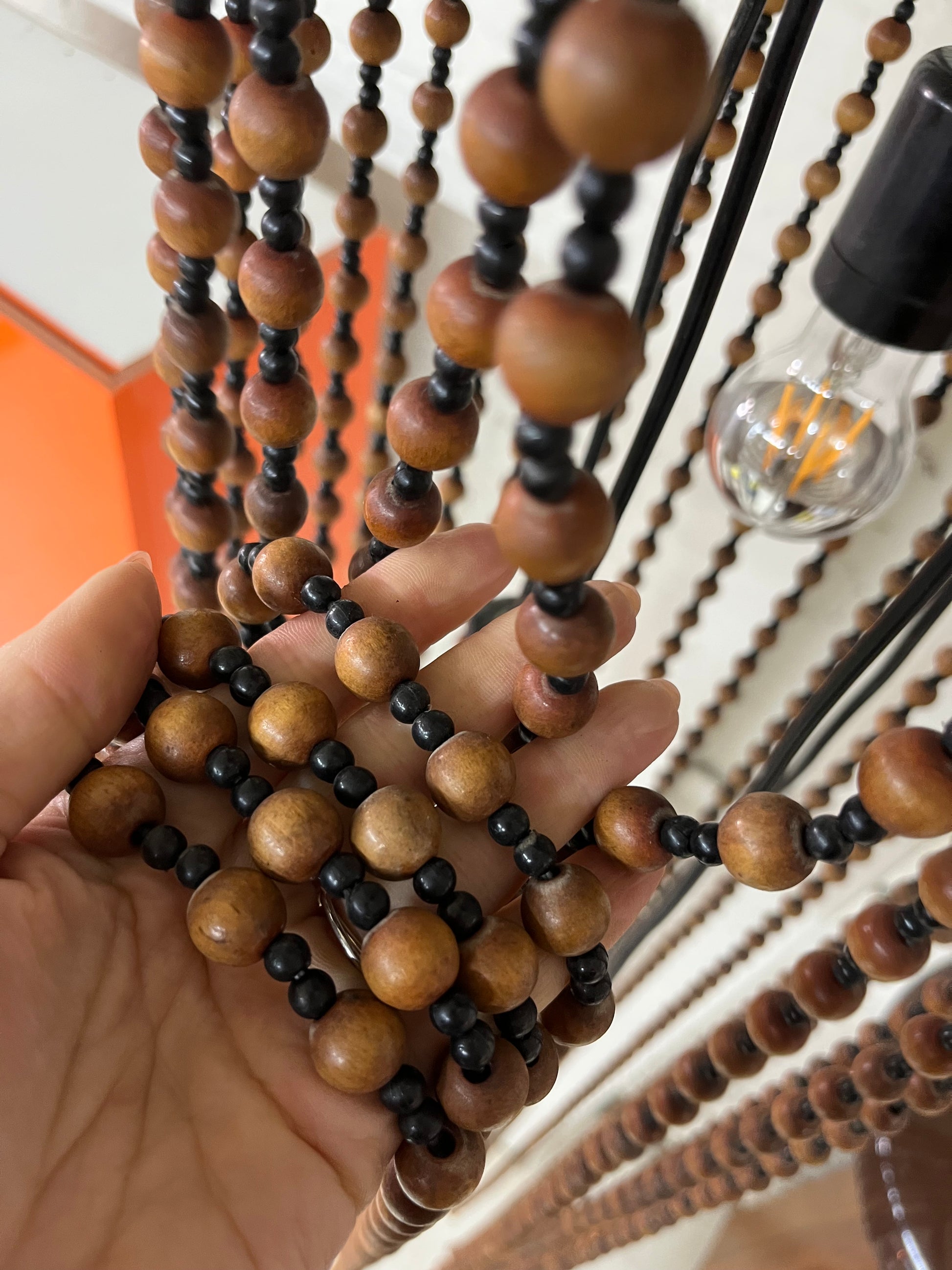 Kaskadenleuchte Modell 887 mit Holzperlen von Temde