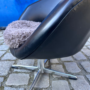 Cocktailsessel Kunstleder mit grauem Fellkissen