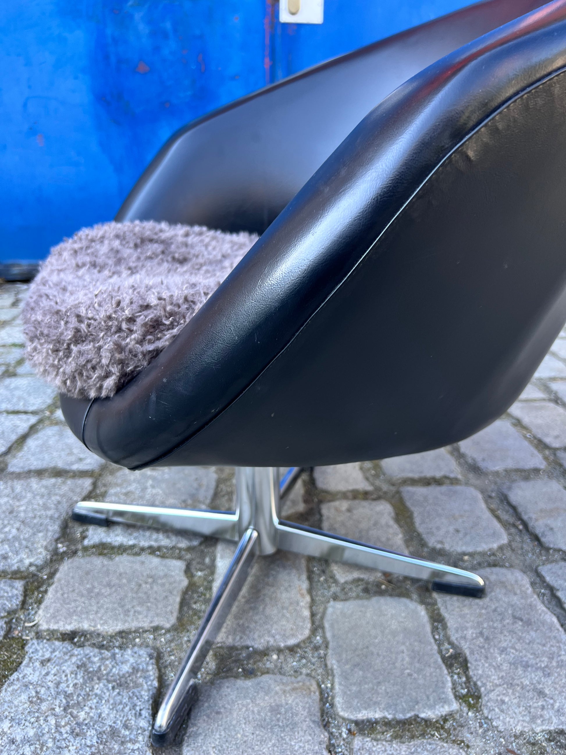 Cocktailsessel Kunstleder mit grauem Fellkissen