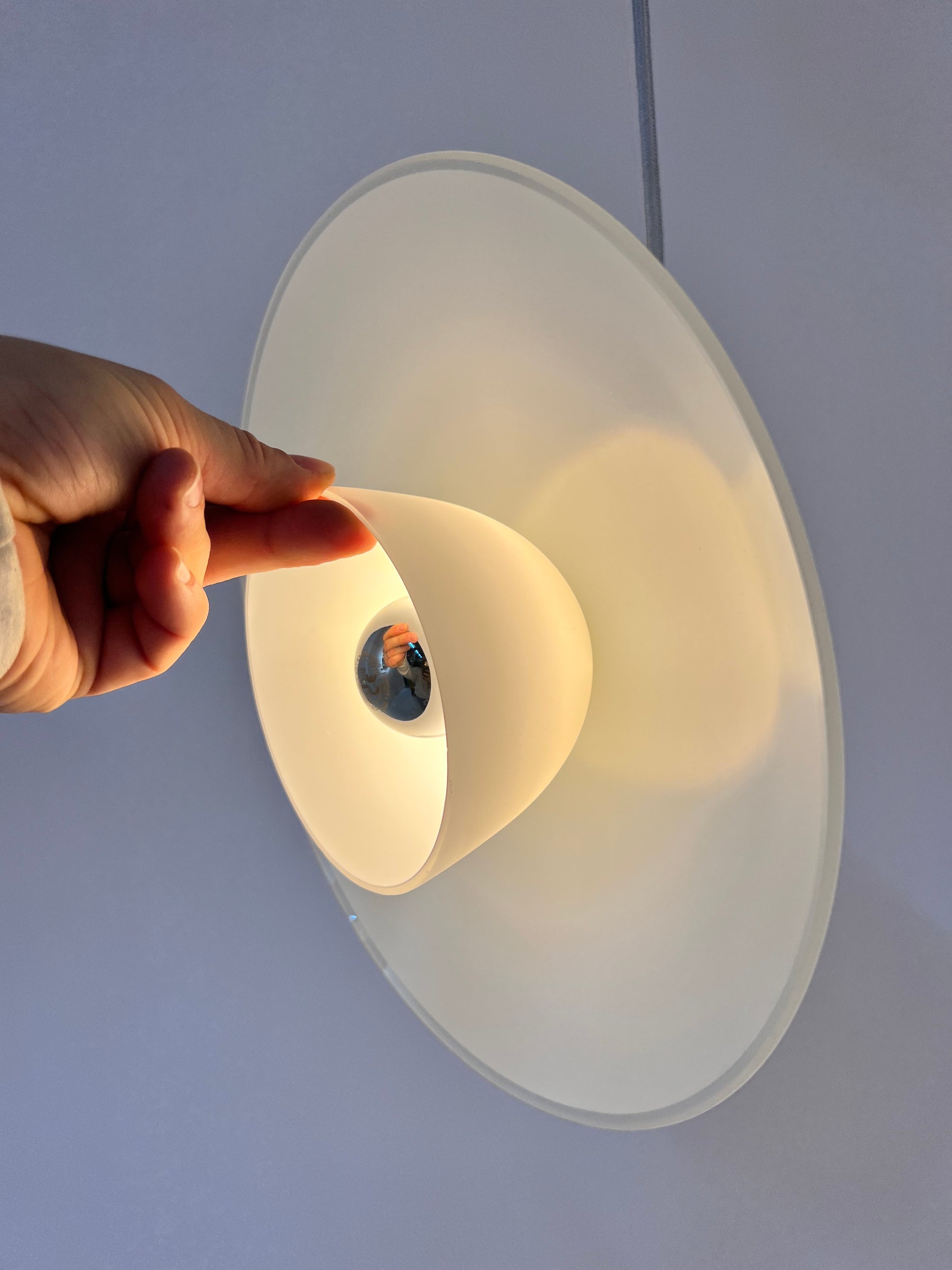 Lamellenlampe Milchglas Chrom aus Dänemark