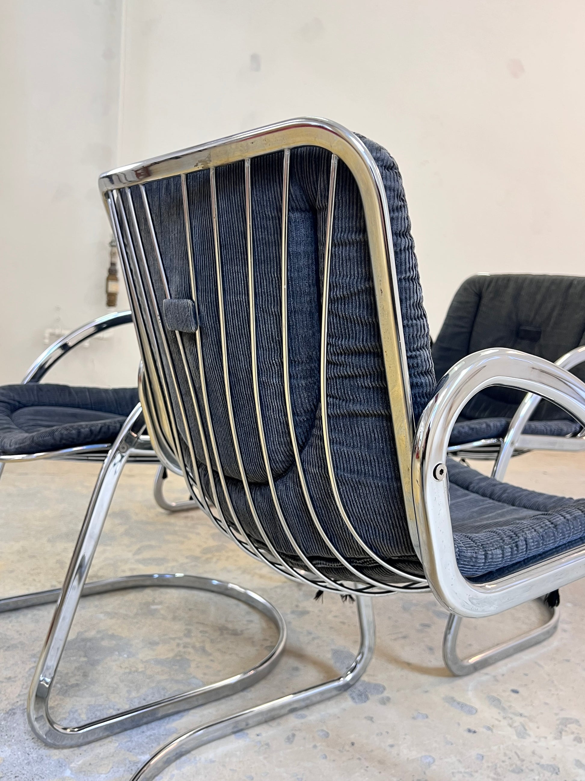 Freischwinger grau Cord Chrom von Gastone Rinaldi