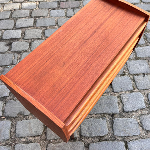 Kleine Kommode / Nachtschrank Teak mit durchgehenden Griffen aus Dänemark