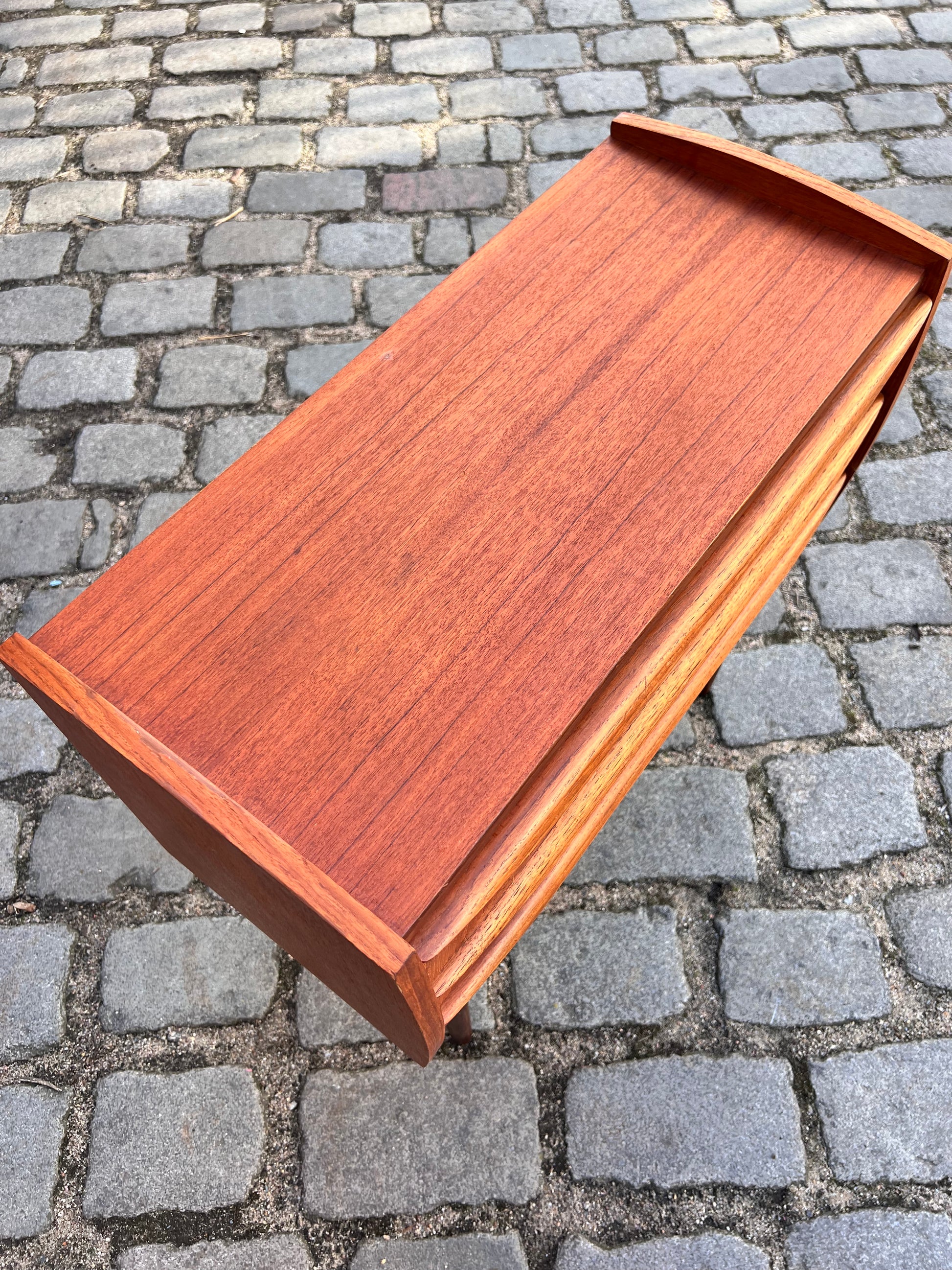 Kleine Kommode / Nachtschrank Teak mit durchgehenden Griffen aus Dänemark