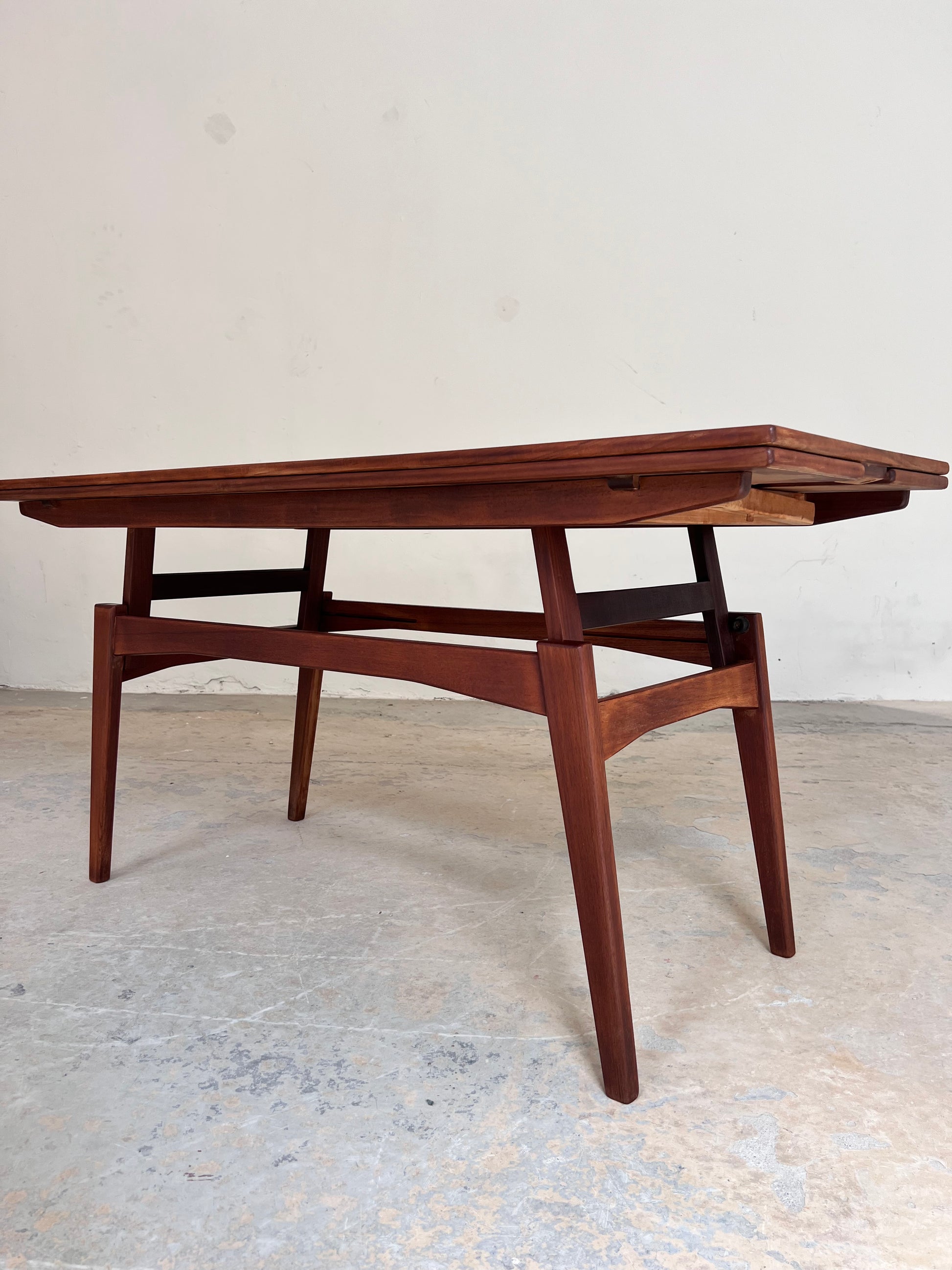Höhenverstellbarer Couchtisch Teak mit Auszügen aus Dänemark