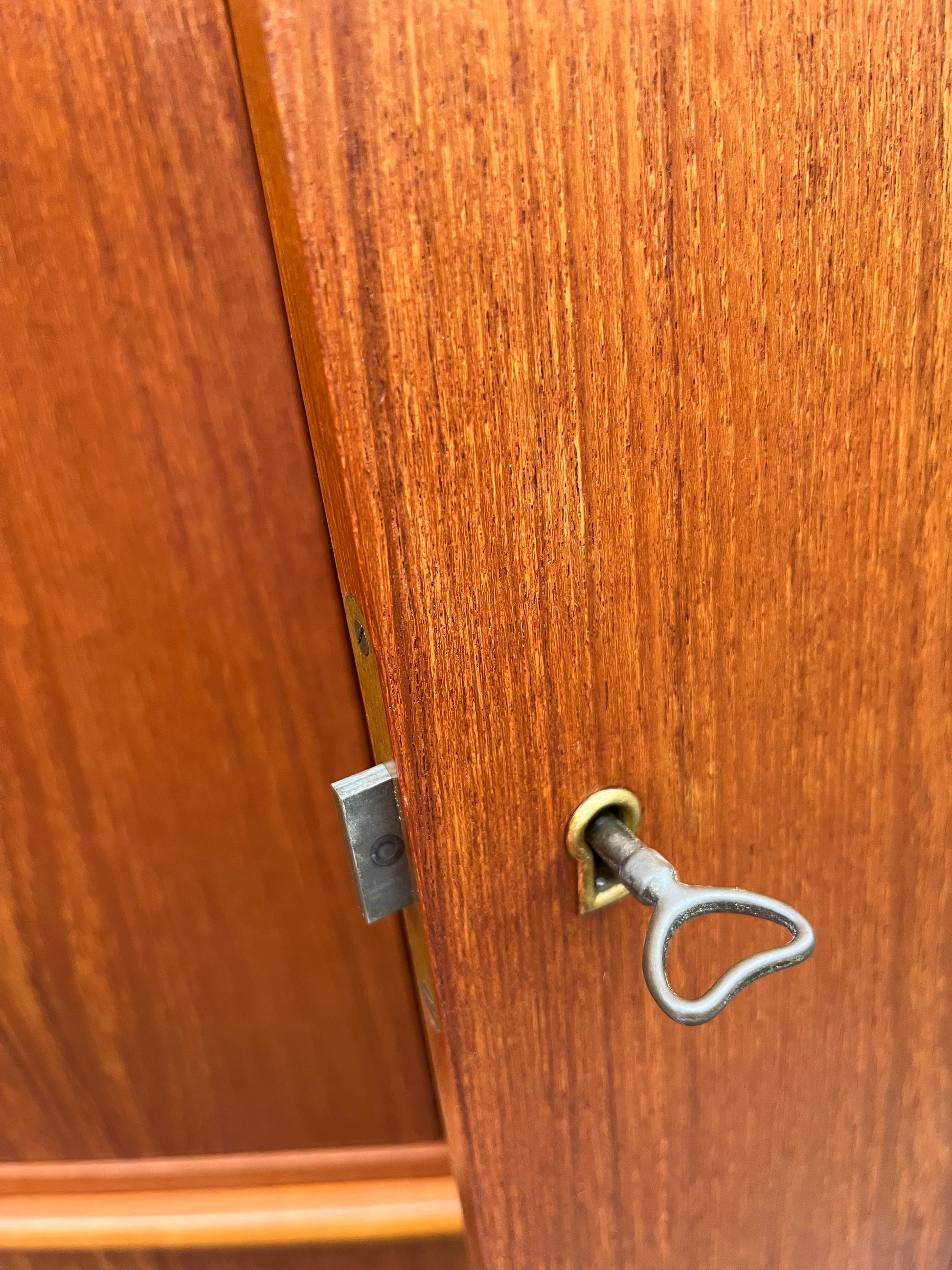 Kommodenschrank Teak mit Schloss aus Dänemark