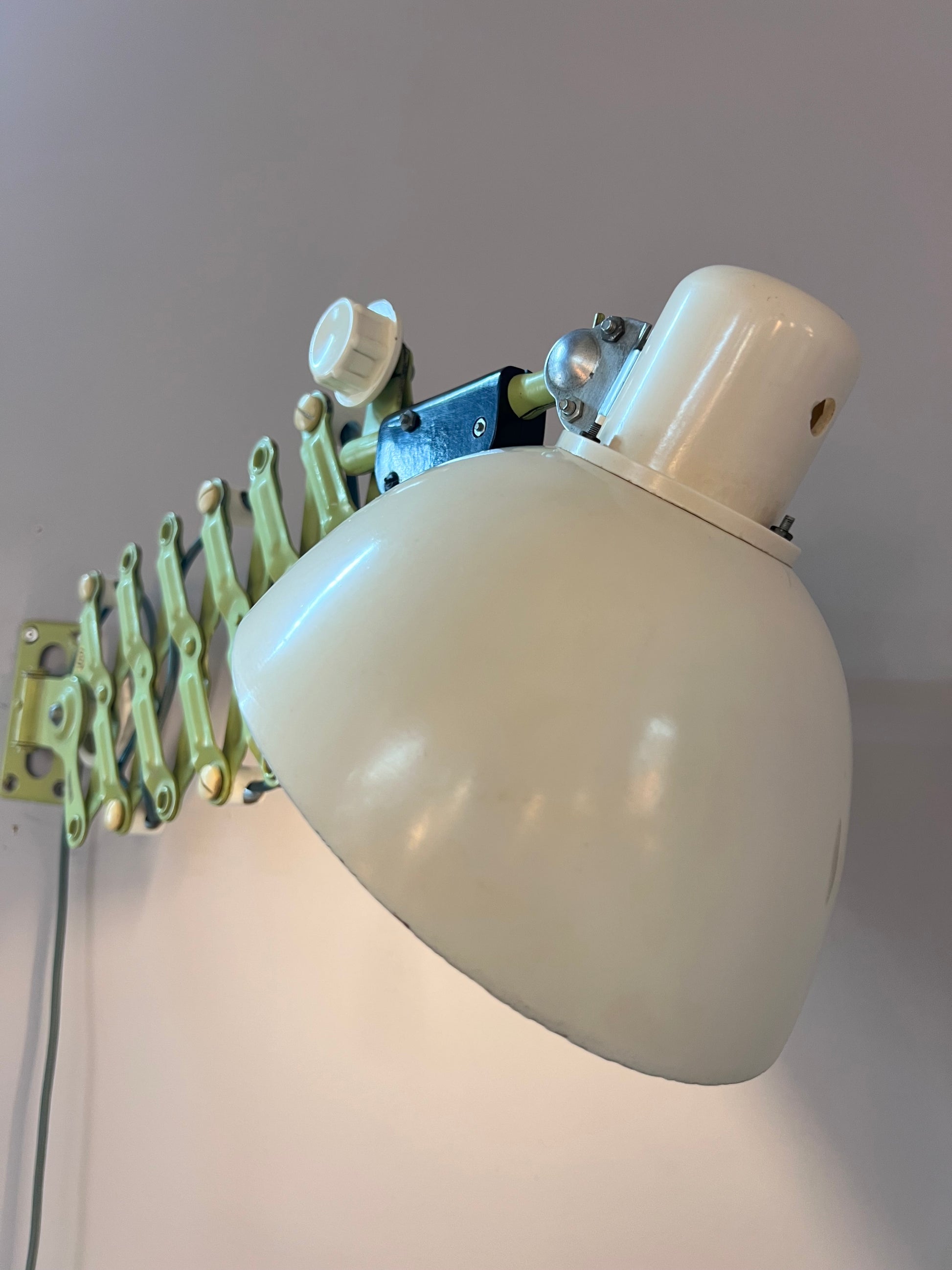 Scherenlampe mint creme von VEB Zweckleuchtenbau Dresden